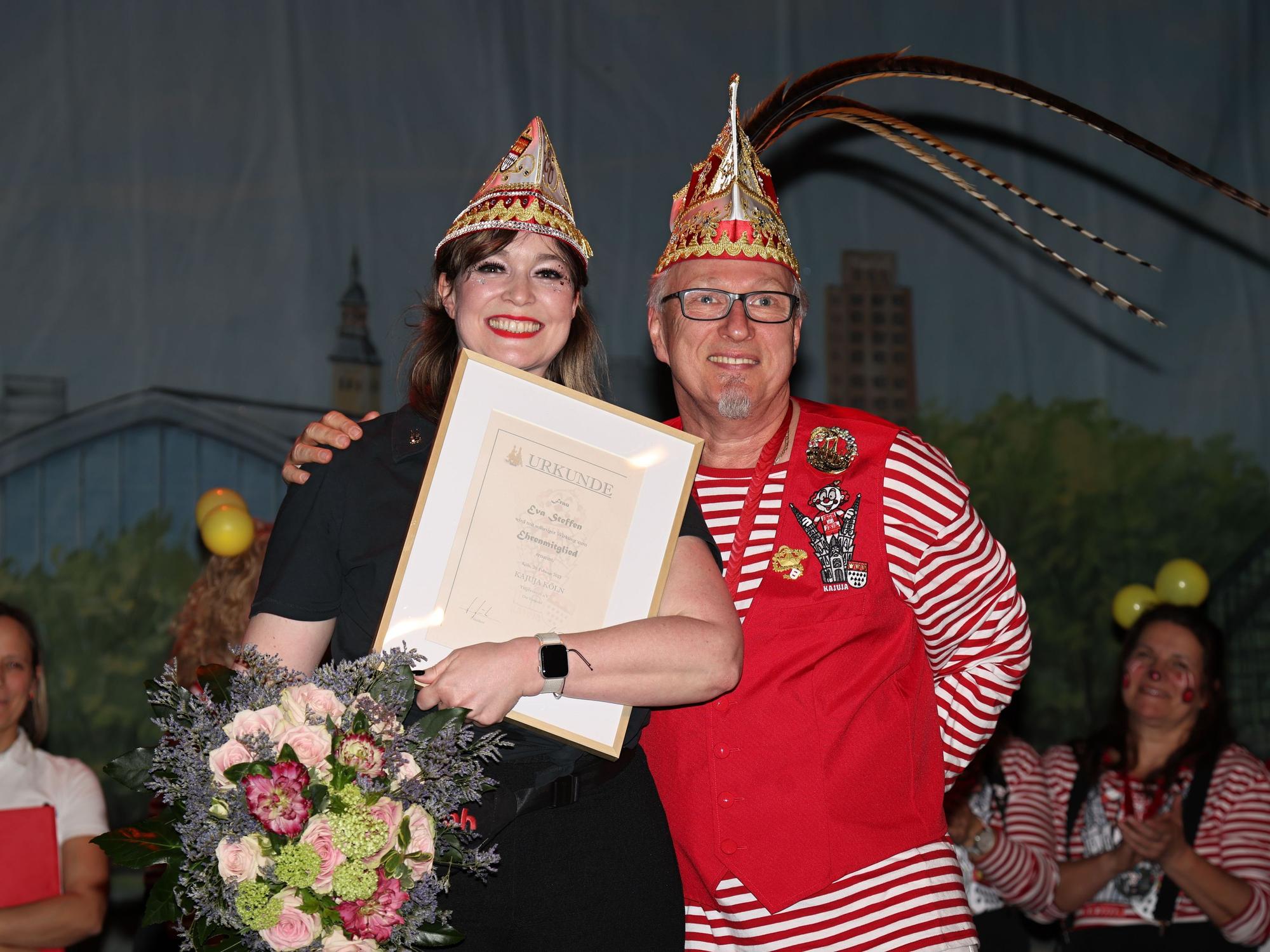 Jürgen Hauke ehrt Eva Steffen bei der Kajuja.