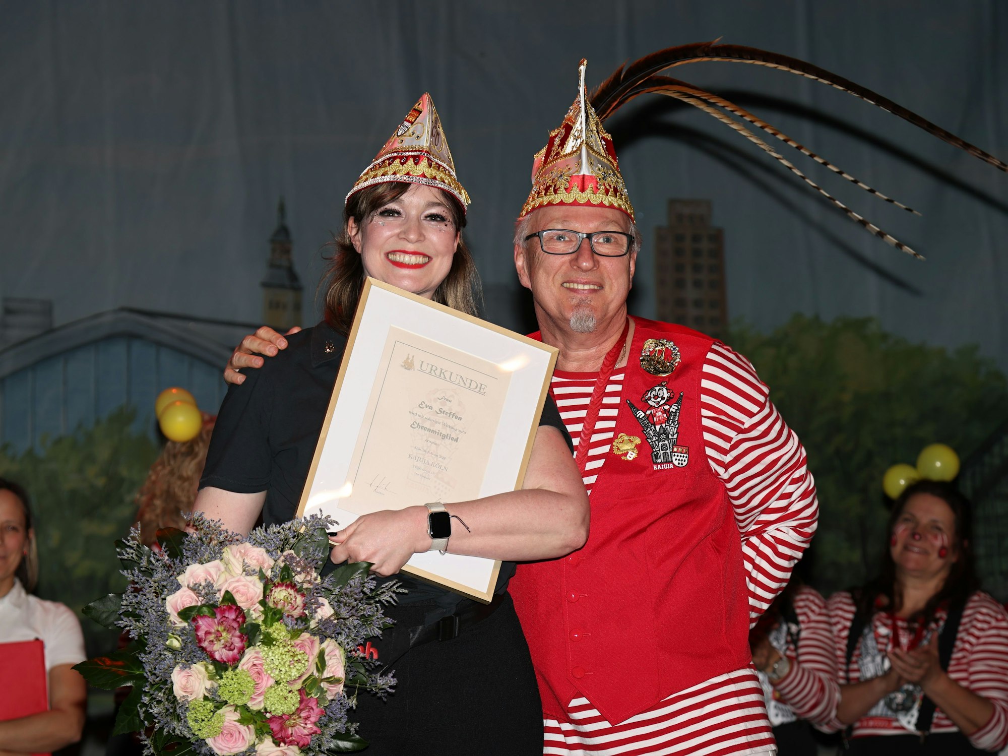 Jürgen Hauke ehrt Eva Steffen bei der Kajuja.