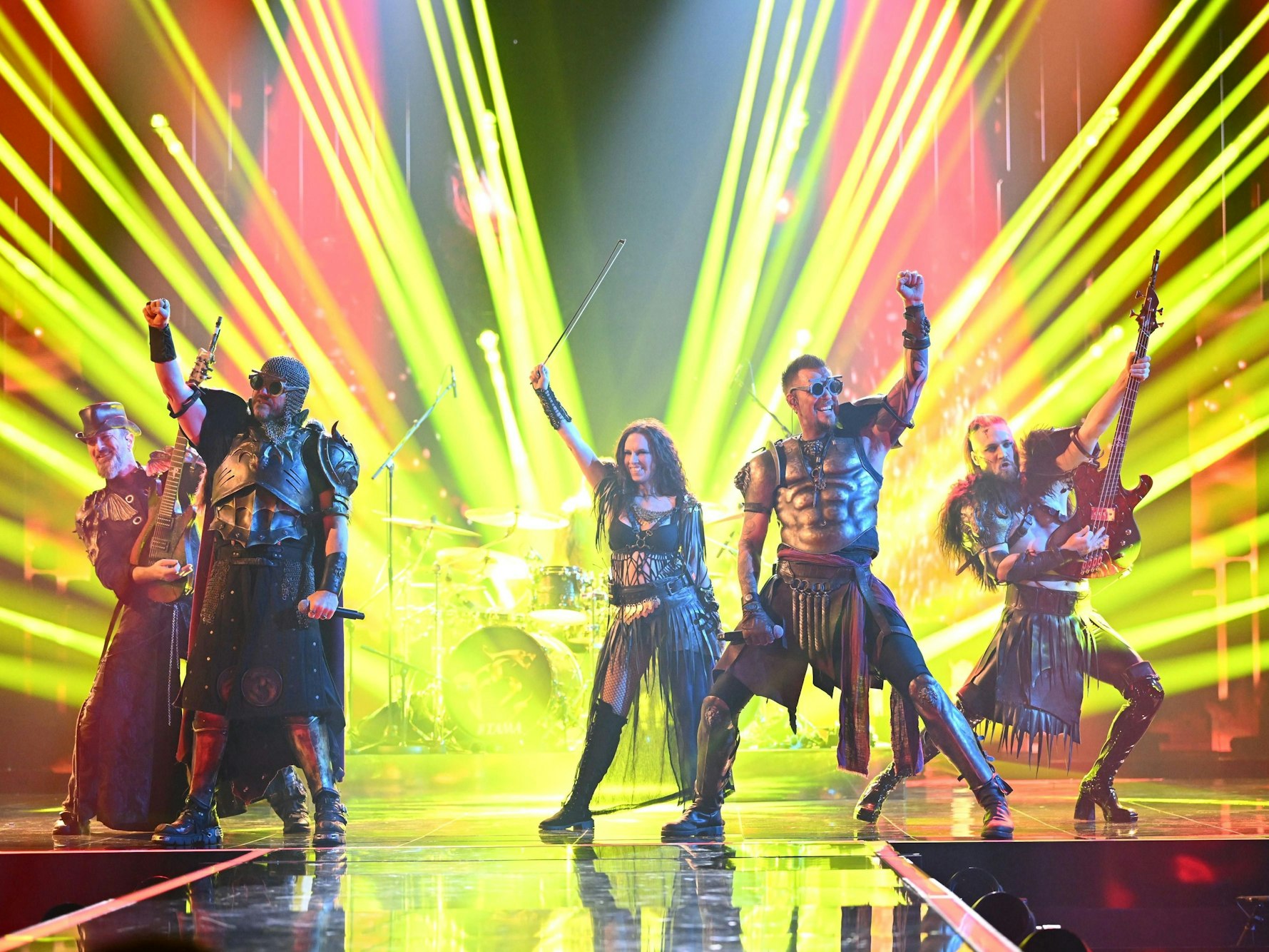 Die Band Feuerschwanz, die für ihren Mittelalter-Rock bekannt ist, steht bei Stefan Raab im Finale des ESC-Vorentscheids für Deutschland.