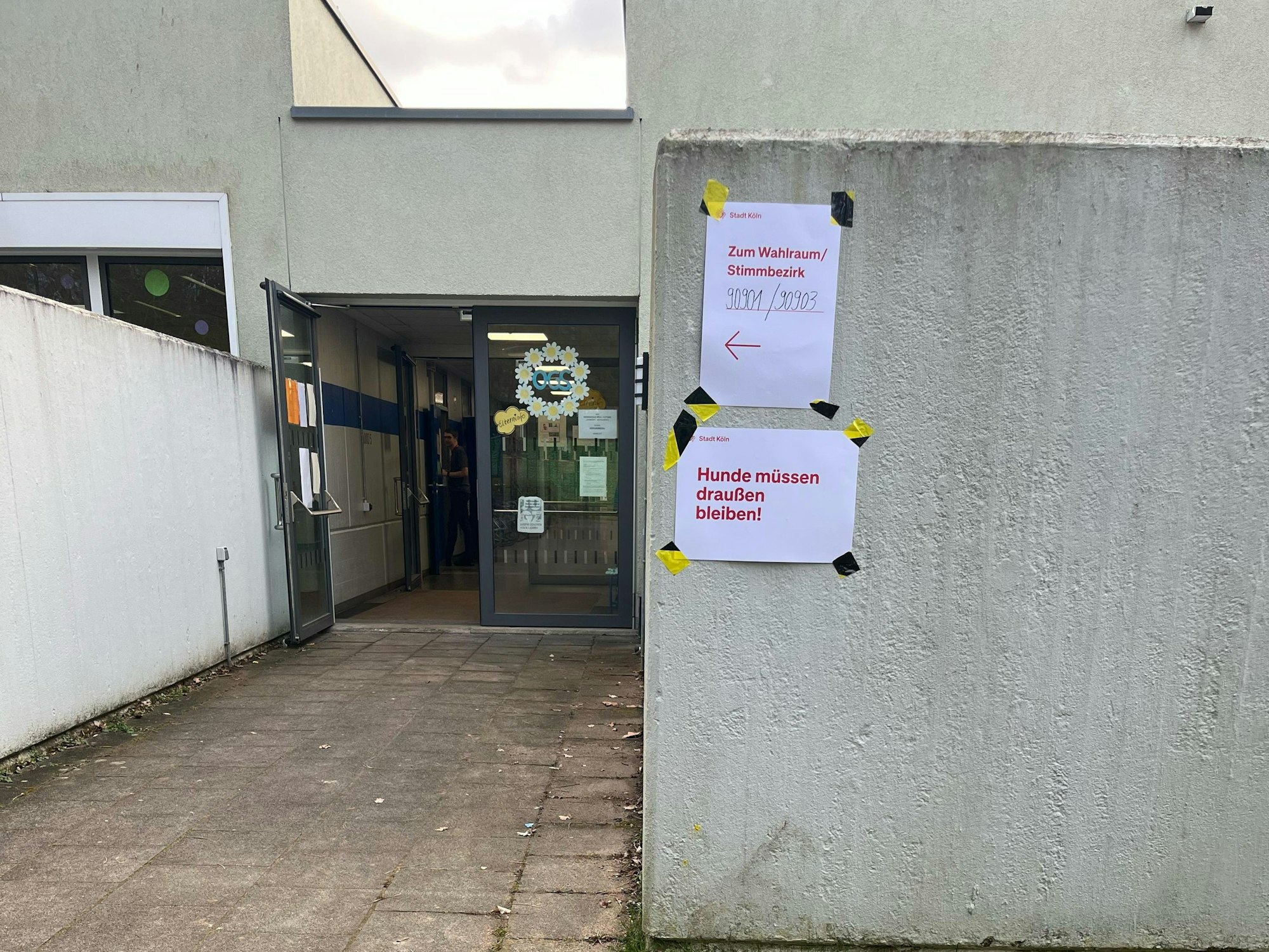 Kurz nach Öffnung der Wahllokale dürfte es vielerorts in Köln noch keine langen Schlangen geben, wie etwa hier vor einer Grundschule in Köln-Flittard am frühen Sonntagmorgen (23. Februar 2025).