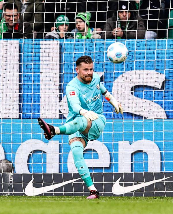 Bochums Torwart Timo Horn klärt vor Wolfsburgs Stürmer Jonas Wind.