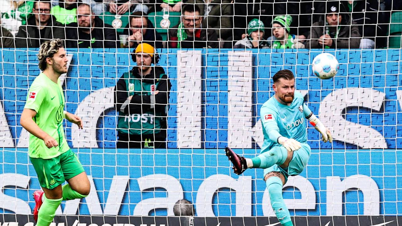 Bochums Torwart Timo Horn klärt vor Wolfsburgs Stürmer Jonas Wind.