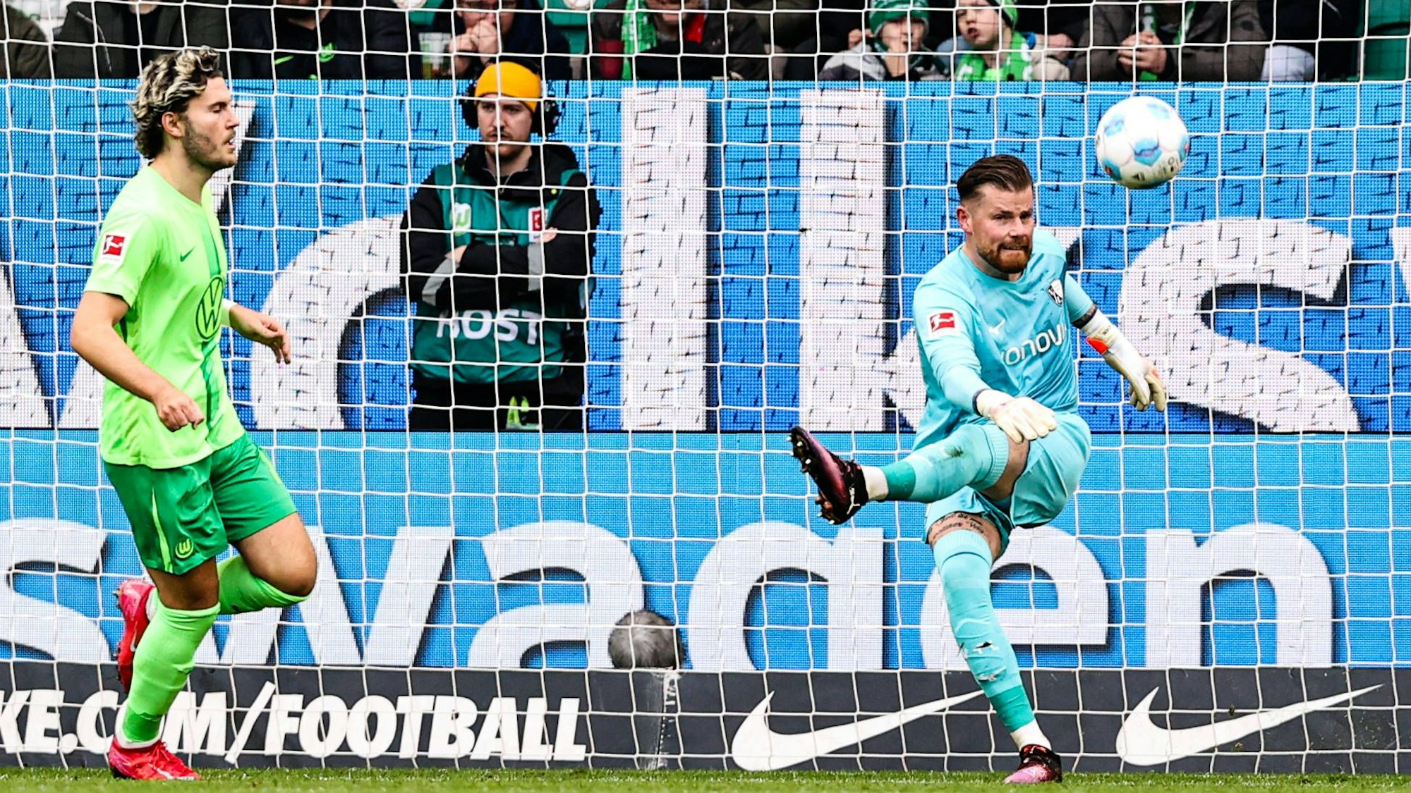 Bochums Torwart Timo Horn klärt vor Wolfsburgs Stürmer Jonas Wind.