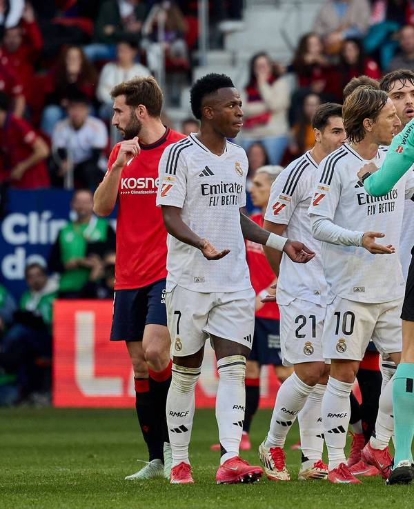 Nach dem Platzverweis gegen Jude Bellingham beschweren sich die Profis von Real Madrid beim Schiedsrichter.