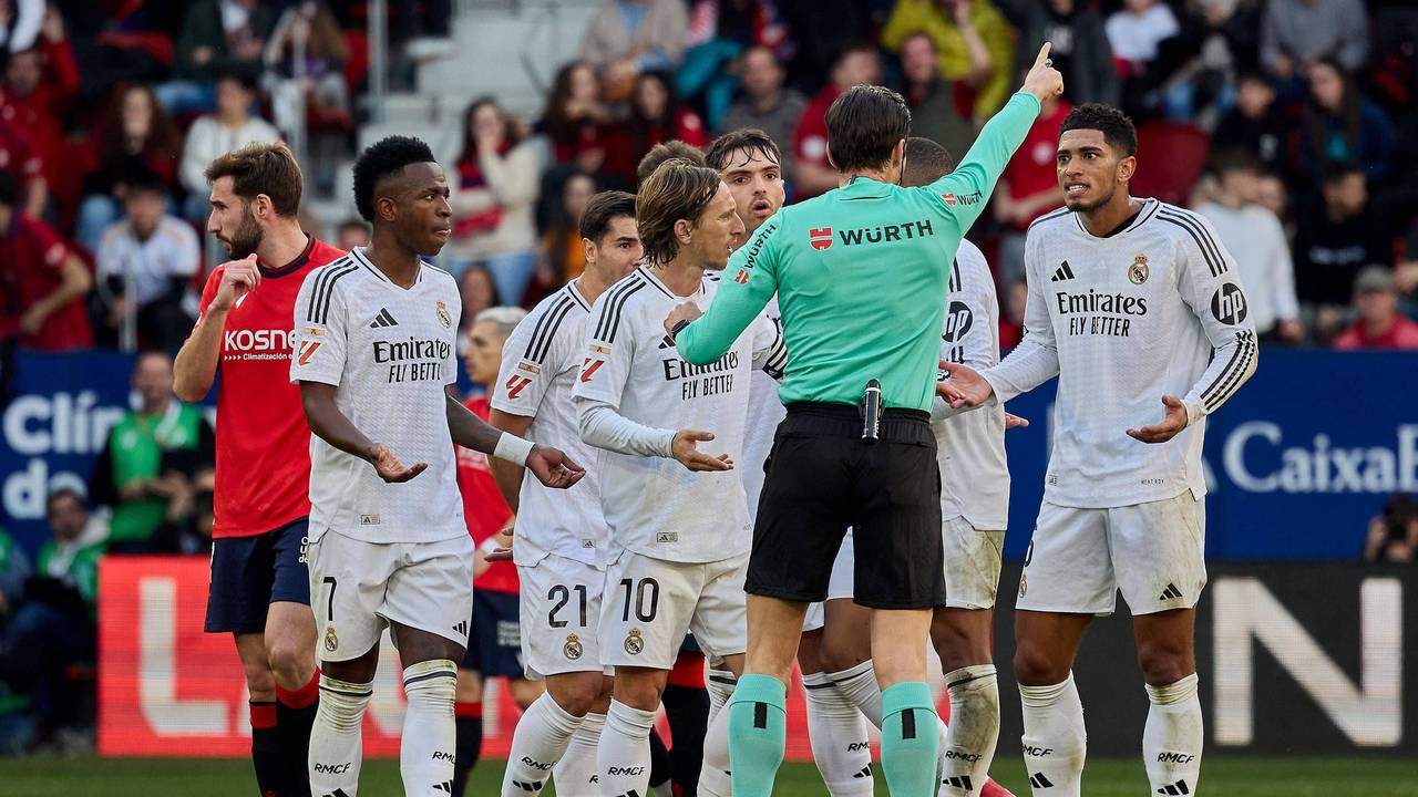 Nach dem Platzverweis gegen Jude Bellingham beschweren sich die Profis von Real Madrid beim Schiedsrichter.