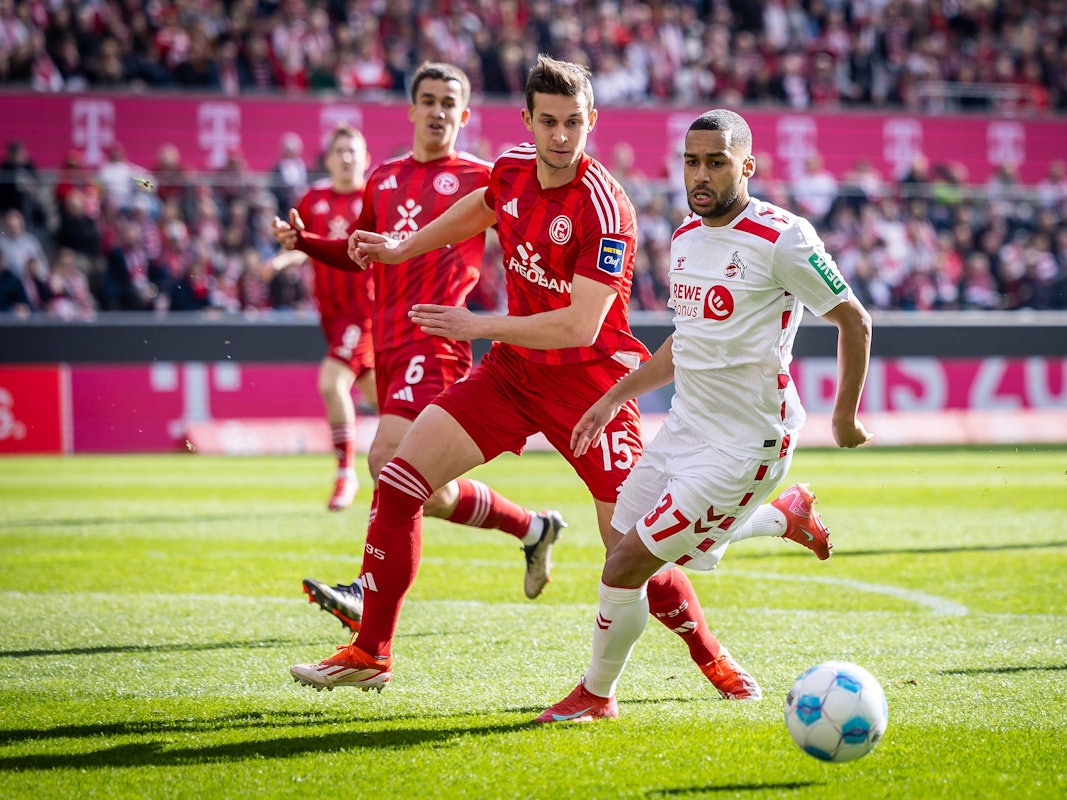 Linton Maina im Zweikampf mit Tim Oberdorf.