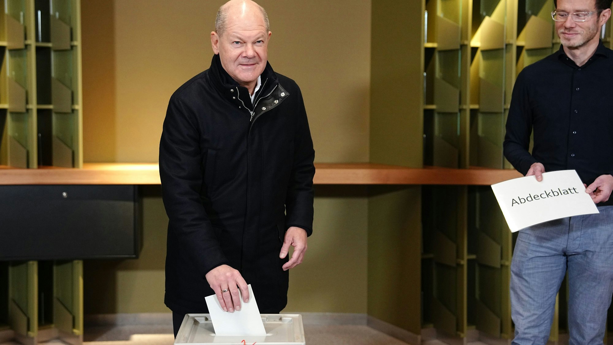 Bundeskanzler Olaf Scholz (SPD) gibt in dem Wahllokal in der IHK in Potsdam seine Stimme ab.