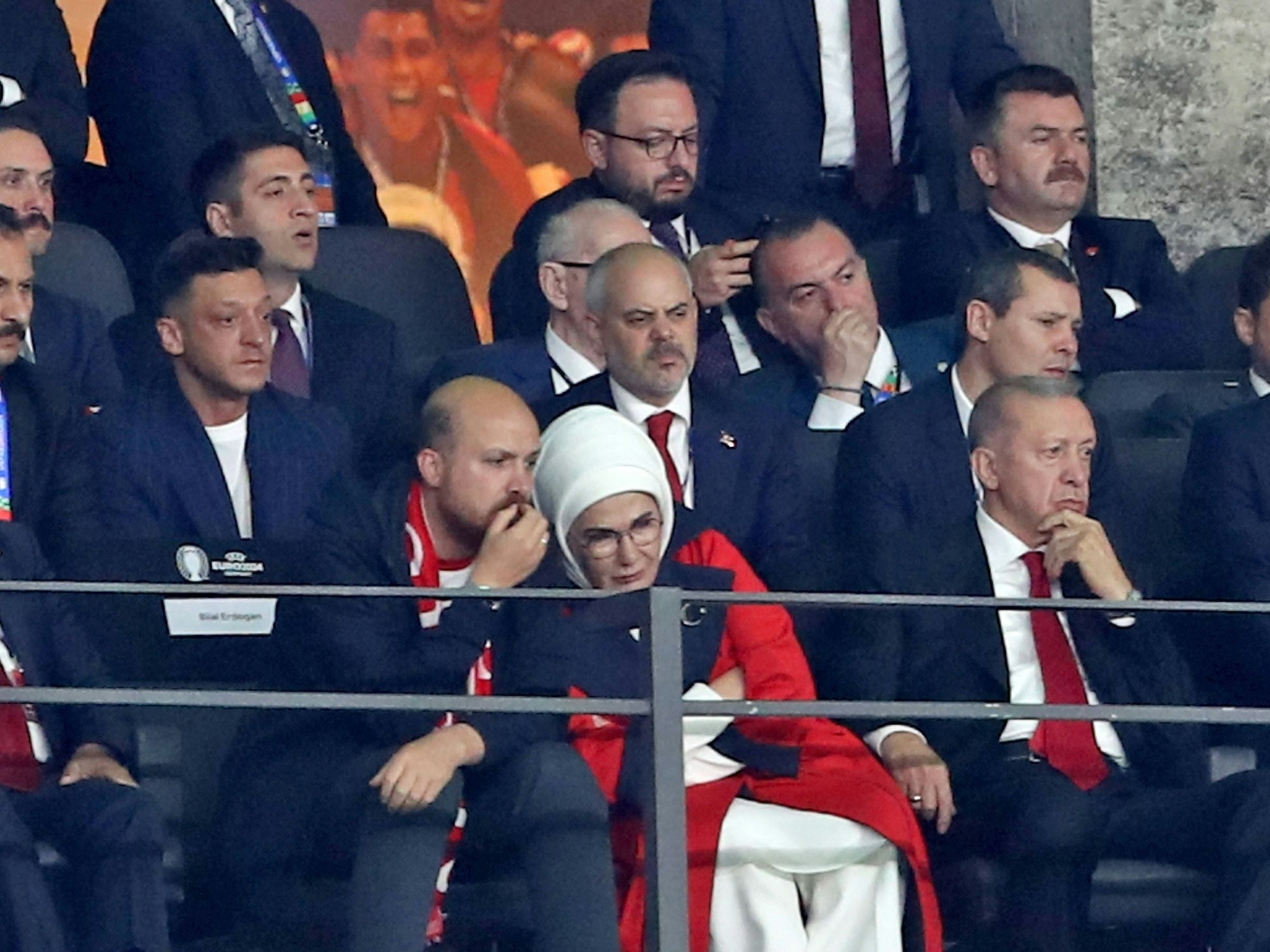 Mesut Özil verfolgt ein Spiel der Türkei, vor ihm sitzt Recep Tayyip Erdogan.