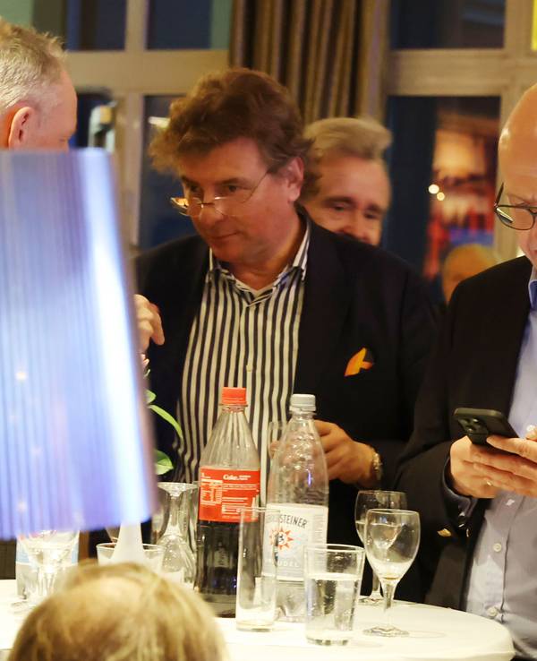 Siegmar Heß bei der Wahlparty der Kölner CDU im Consilium am Handy.