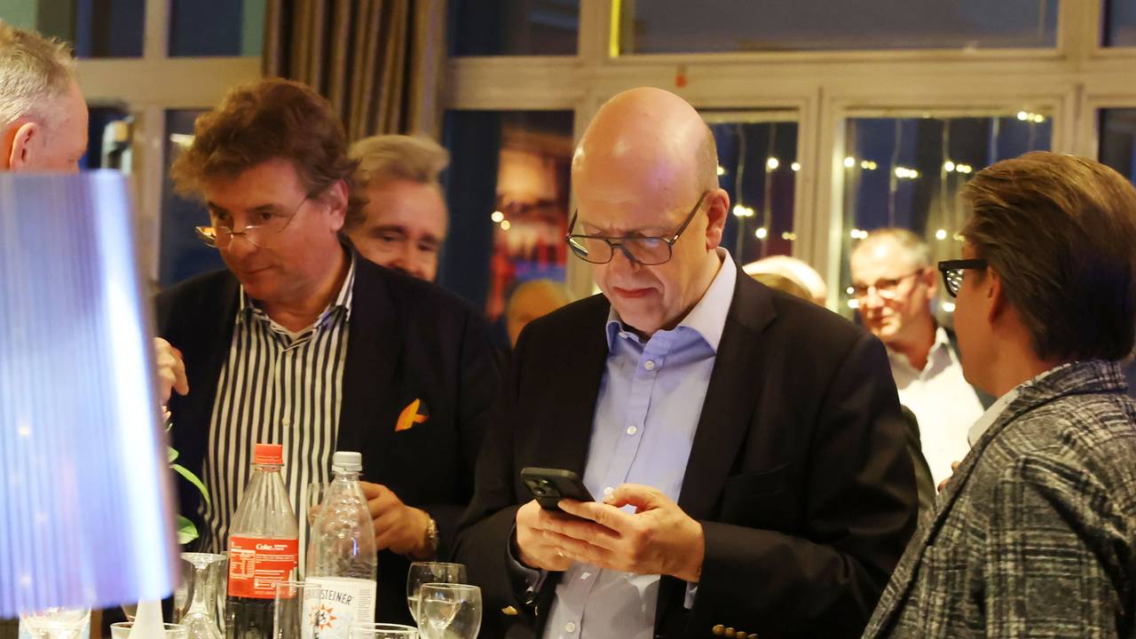 Siegmar Heß bei der Wahlparty der Kölner CDU im Consilium am Handy.