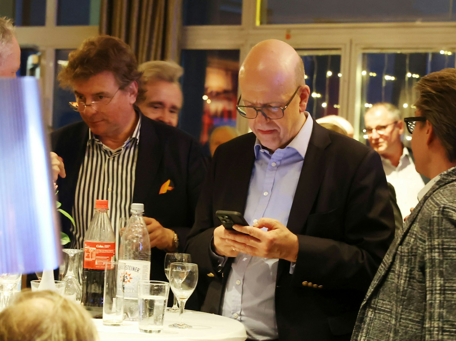 Siegmar Heß bei der Wahlparty der Kölner CDU im Consilium am Handy.