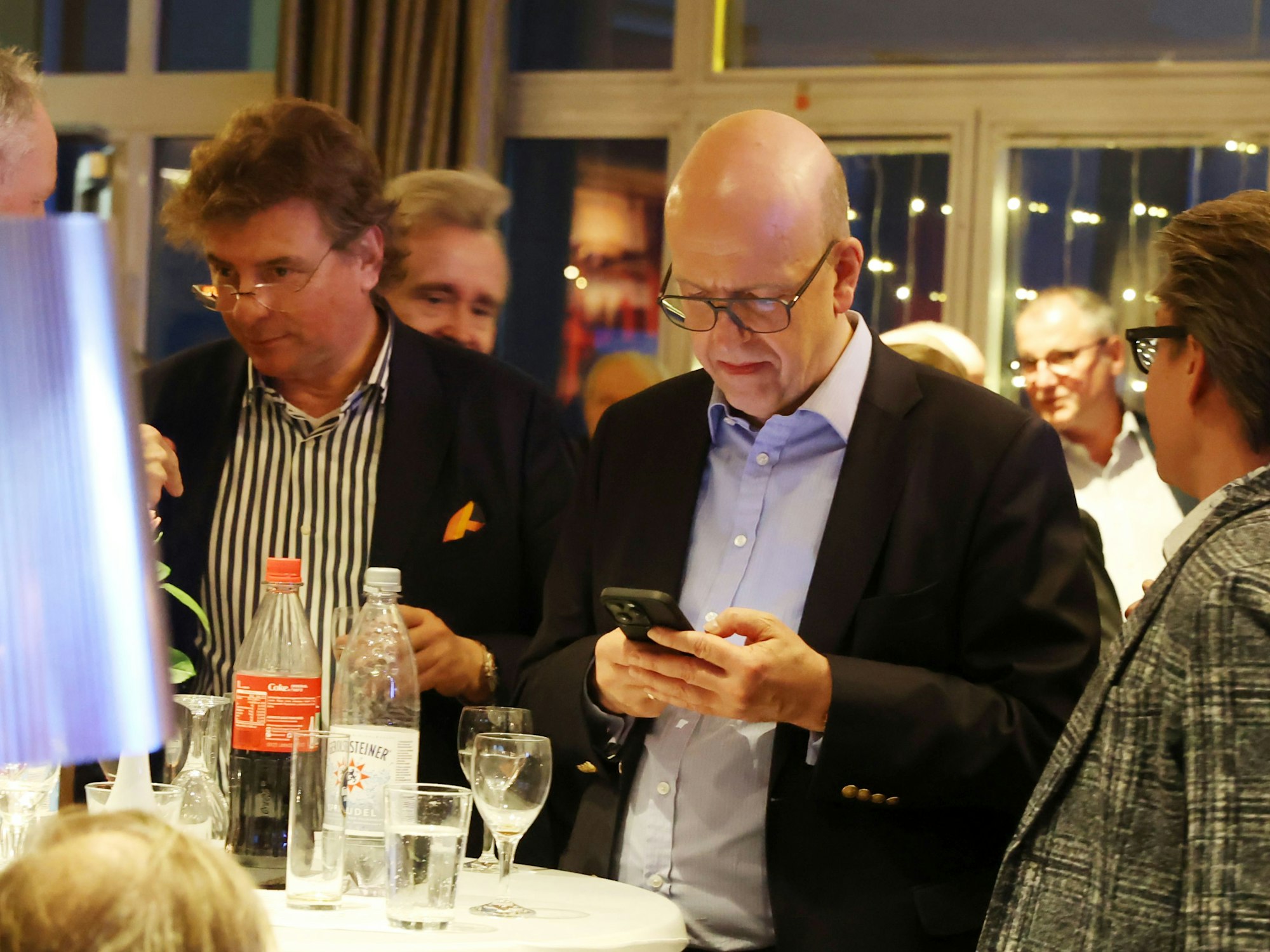 Siegmar Heß bei der Wahlparty der Kölner CDU im Consilium am Handy.