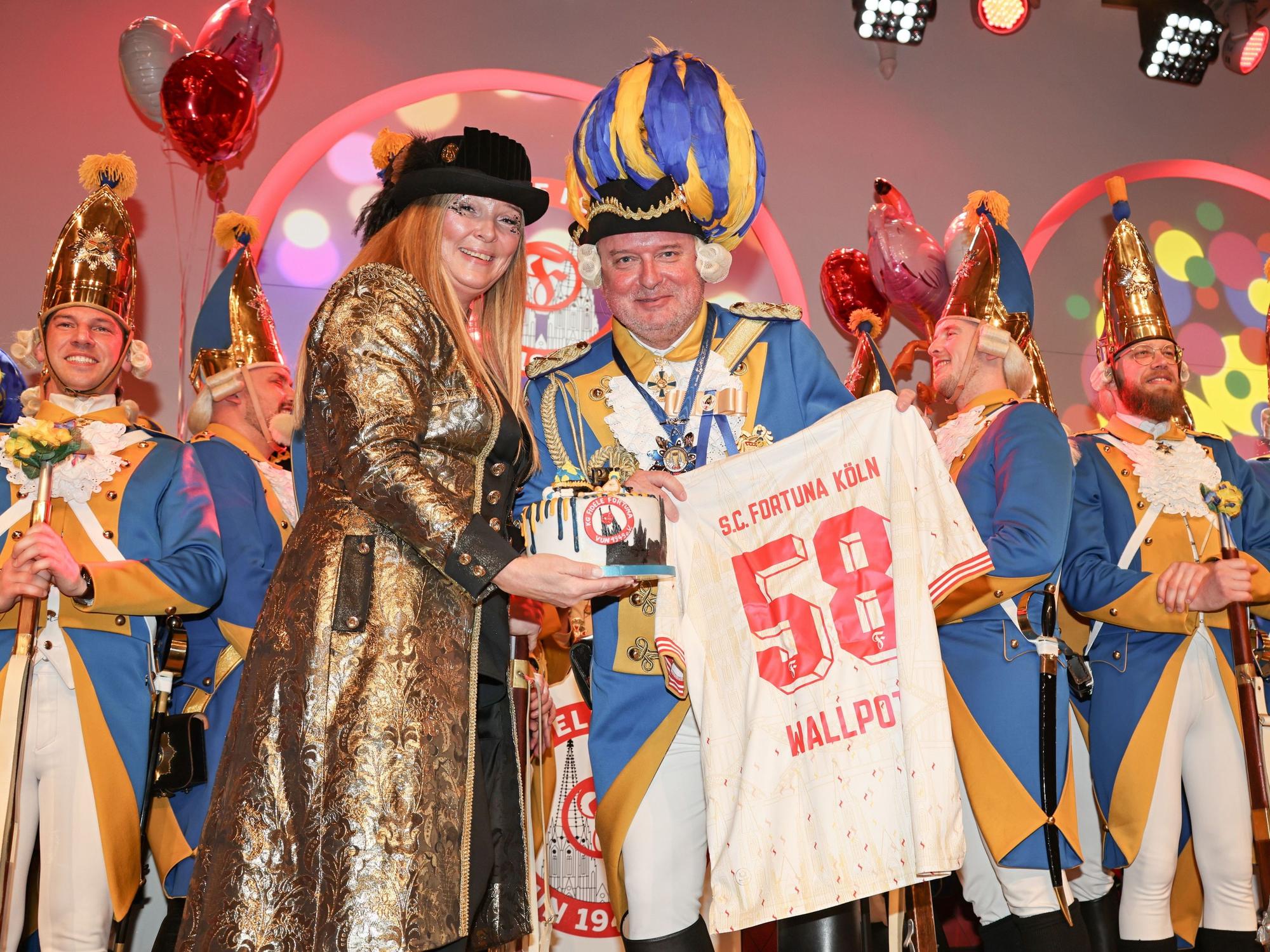 Markus Wallpott hält ein Trikot in die Kamera.