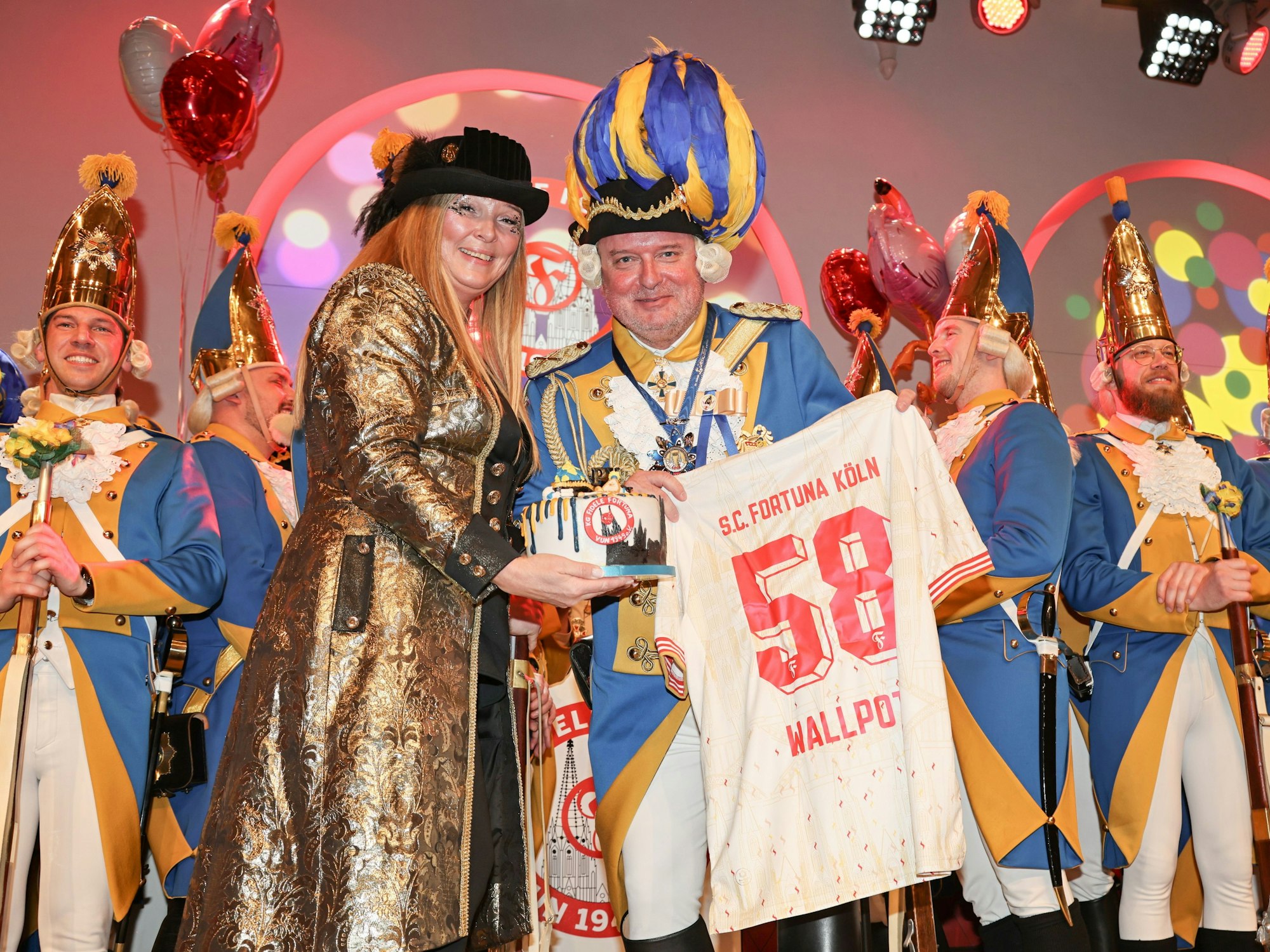 Markus Wallpott hält ein Trikot in die Kamera.