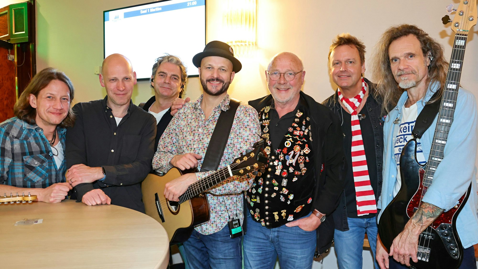 Die Bläck Fööss stehen vor einem Auftritt im Foyer.