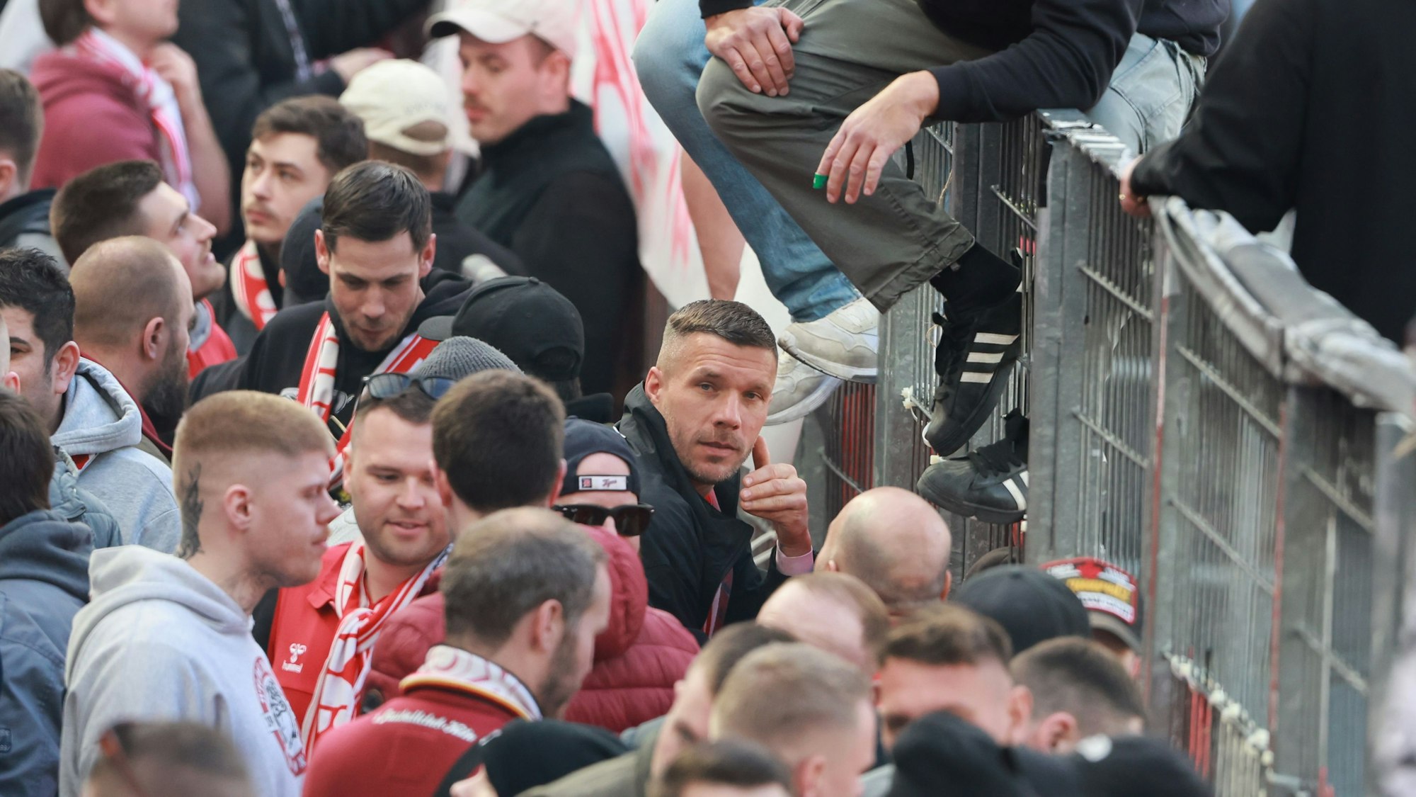 Lukas Podolski in der Südkurve beim FC-Spiel gegen Fortuna Düsseldorf.