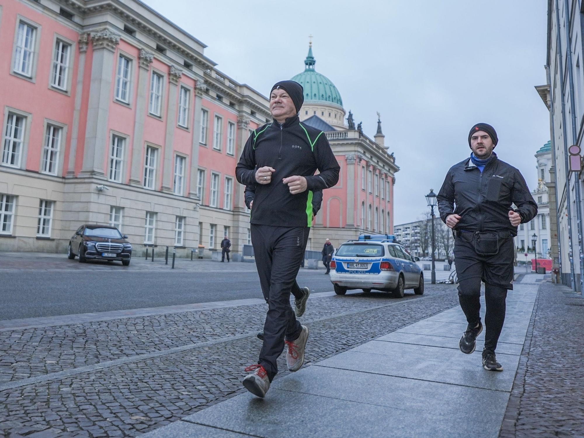 Bundeskanzler Olaf Scholz (SPD) joggt am Wahltag – begleitet wird er von seinem Personenschutz am Morgen. Am Sonntag findet die vorgezogene Wahl zum 21. Deutschen Bundestag statt.