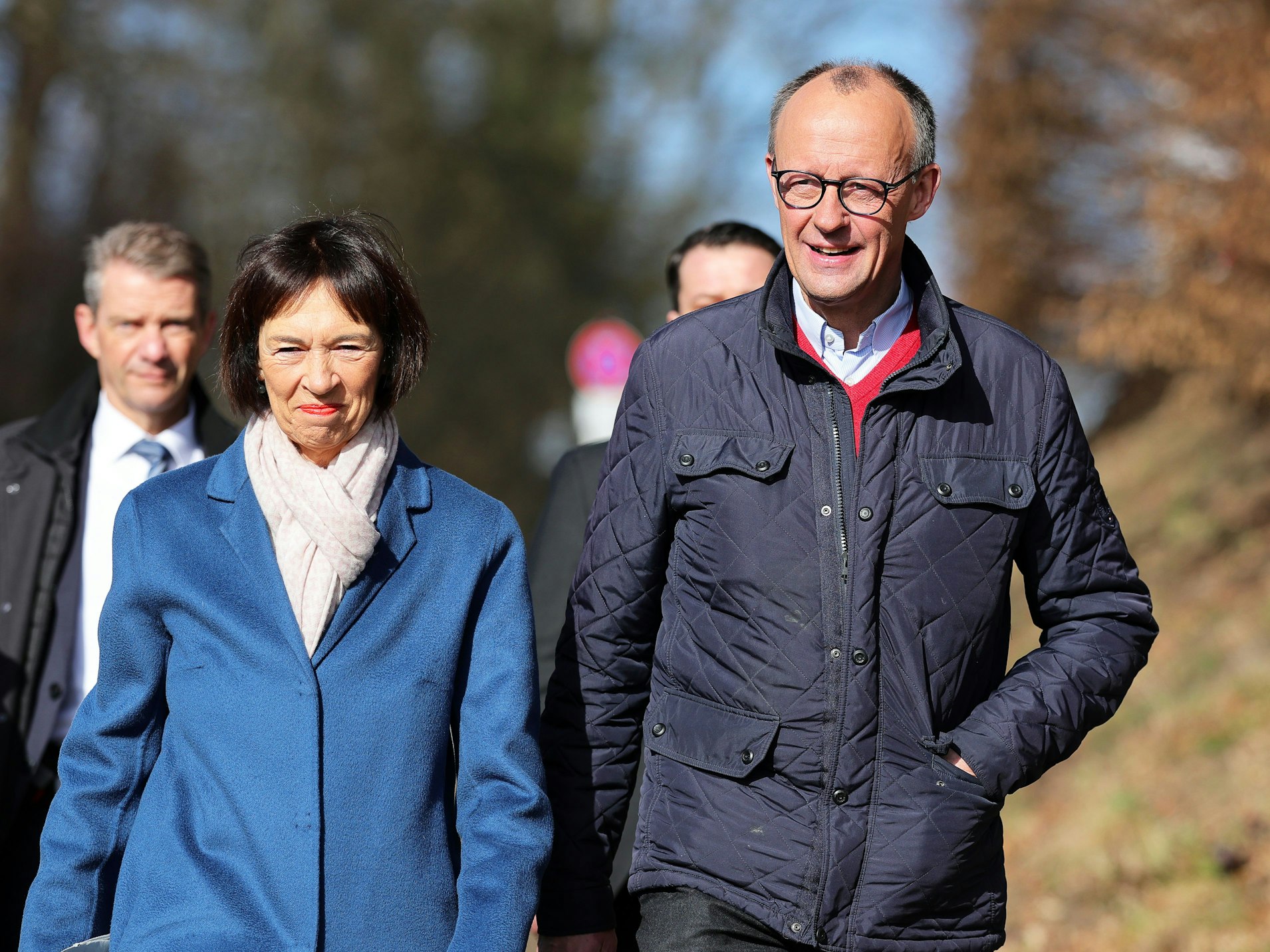 Friedrich Merz (CDU), Parteivorsitzender und Kanzlerkandidat, kam am Sonntagmorgen gemeinsam mit seiner Frau Charlotte Merz zur Stimmabgabe ins Wahllokal in der Schützenhalle in Arnsberg-Niedereimer.