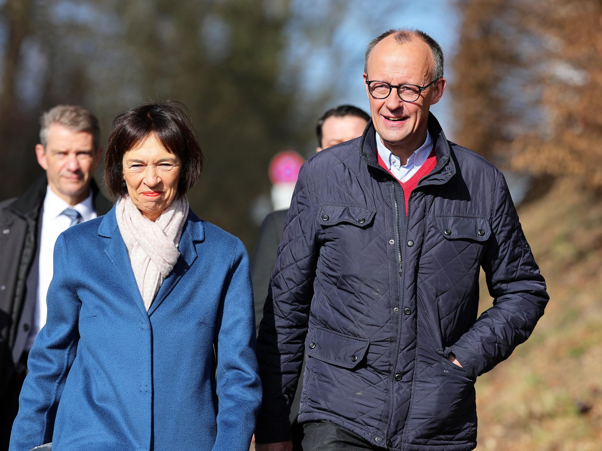 Friedrich Merz (CDU), Parteivorsitzender und Kanzlerkandidat, kam am Sonntagmorgen gemeinsam mit seiner Frau Charlotte Merz zur Stimmabgabe ins Wahllokal in der Schützenhalle in Arnsberg-Niedereimer.