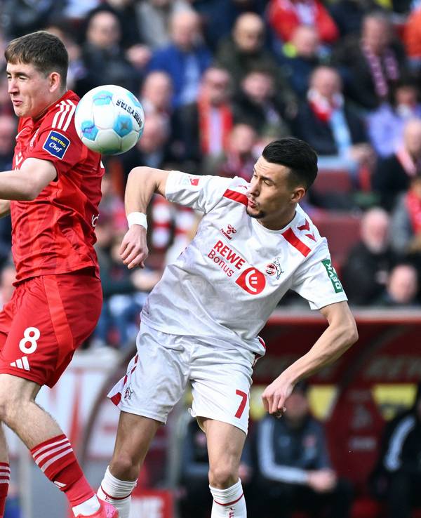 Isak Johannesson und Dejan Ljubicic im Kopfballduell.