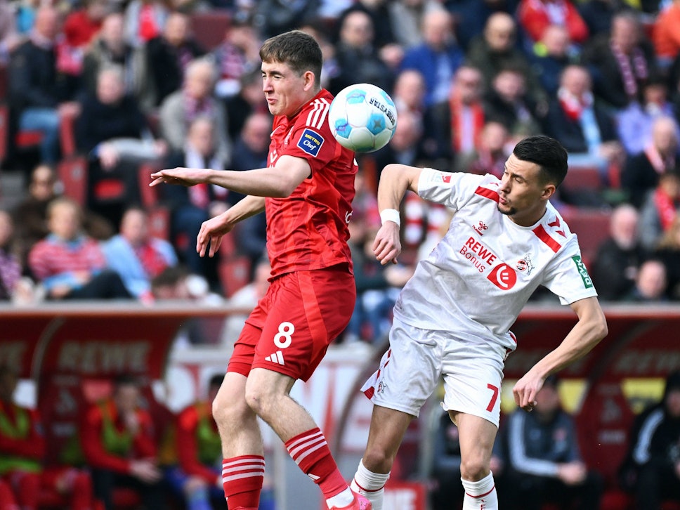 Isak Johannesson und Dejan Ljubicic im Kopfballduell.
