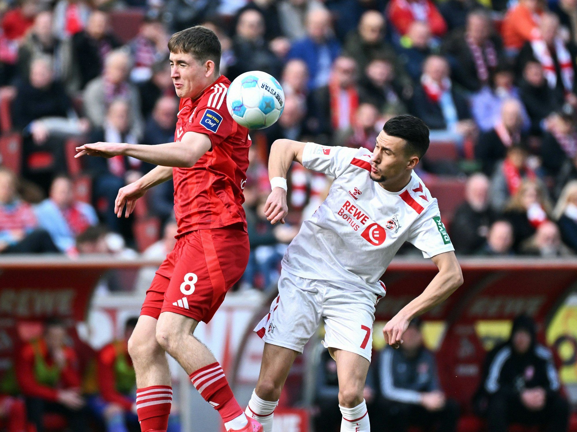 Isak Johannesson und Dejan Ljubicic im Kopfballduell.