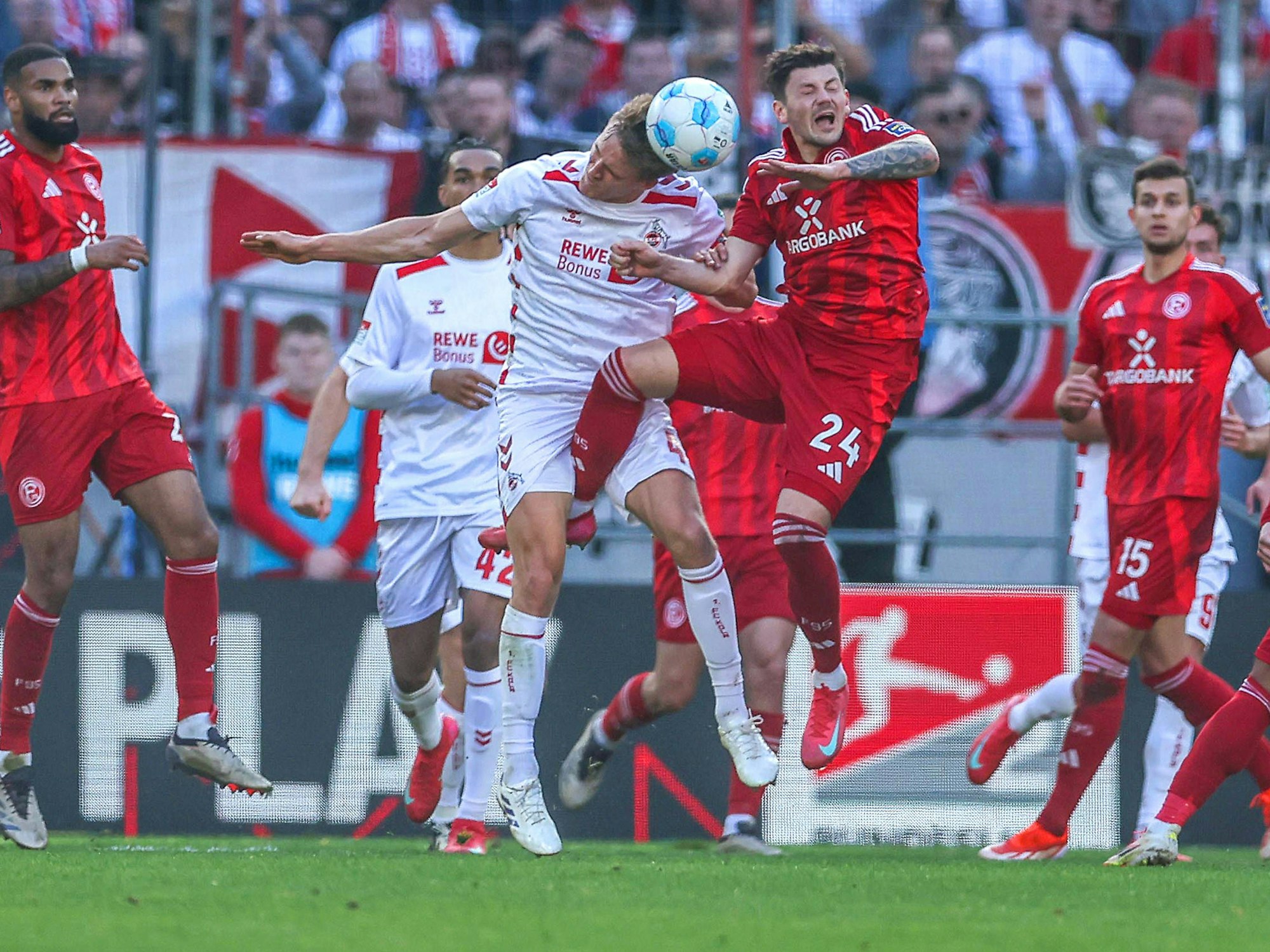 Timo Hübers (FC Köln) gegen Isak Johannesson (Fortuna Düsseldorf).