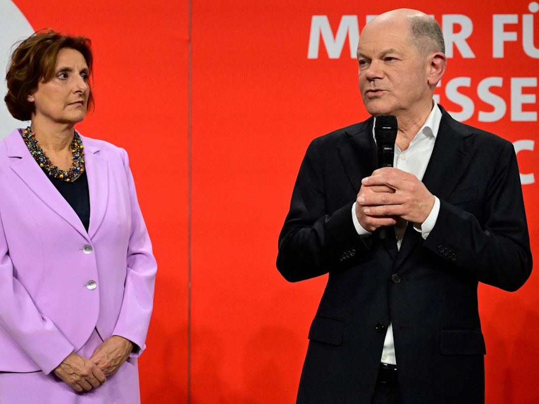 Bundeskanzler Olaf Scholz (SPD) steht mit seiner Frau Britta Ernst auf der Bühne und spricht bei der SPD-Wahlparty im Willy-Brandt-Haus.