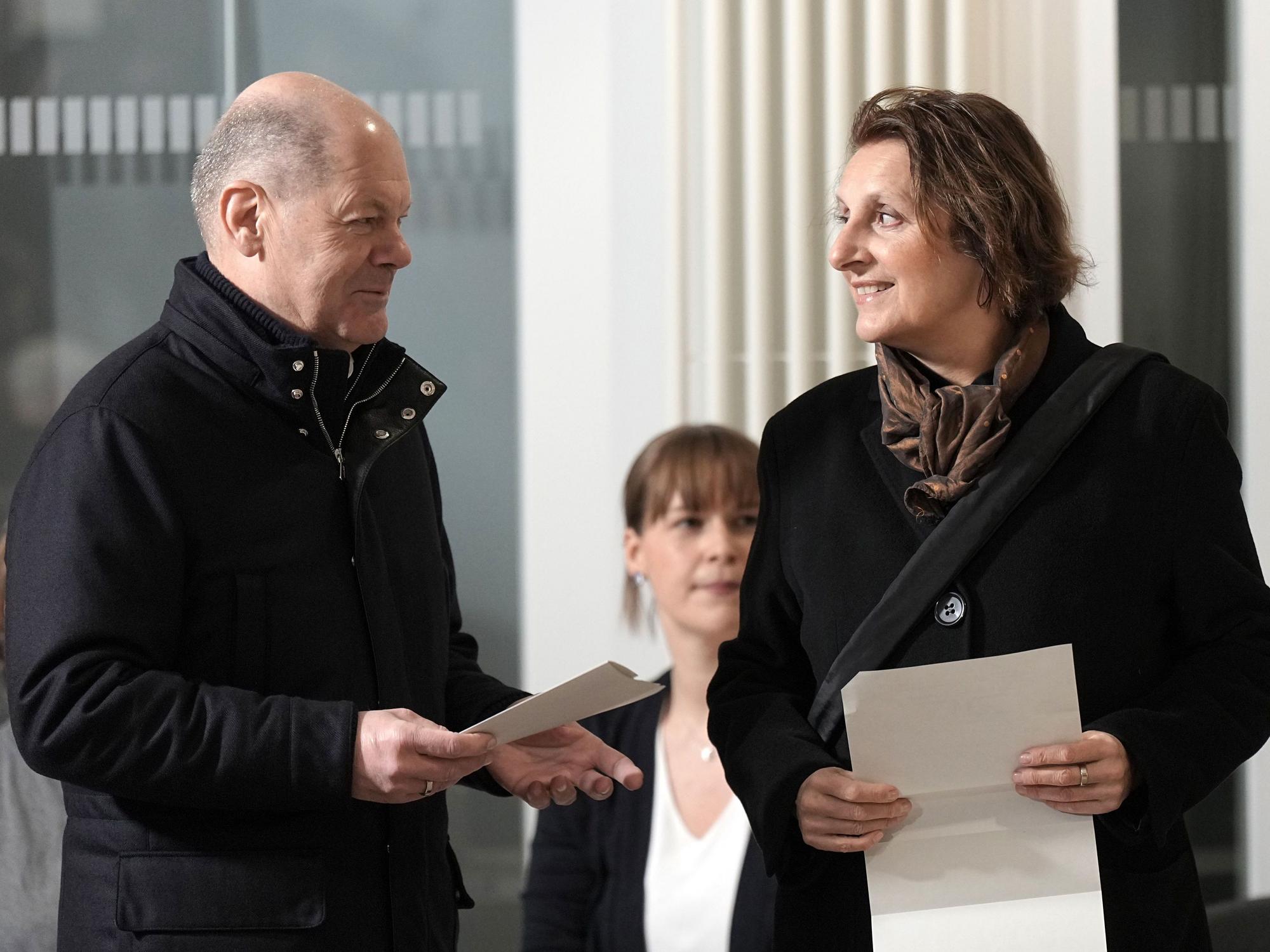 Nach der morgendlichen Joggingrunde ging es für den amtierenden Kanzler Olaf Scholz zusammen mit seiner Frau Britta Ernst ins Wahllokal – in der IHK in Potsdam gaben sie ihre Stimmen ab.