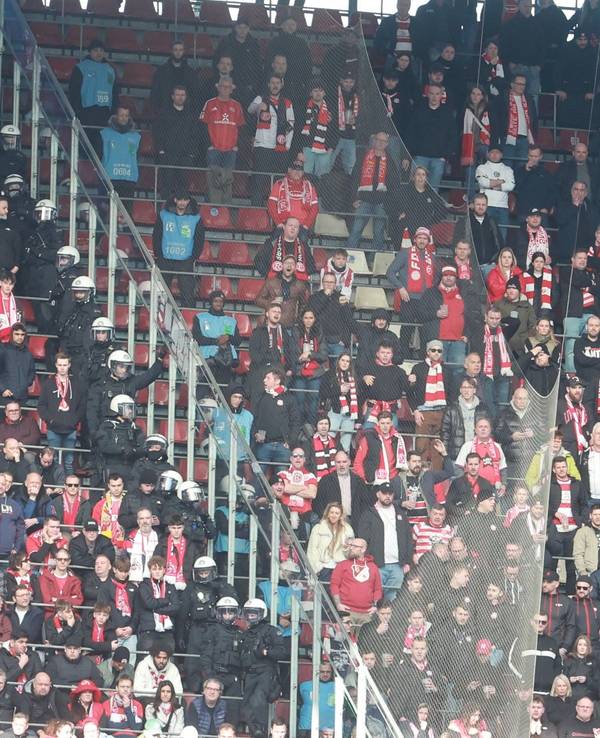 Fans von FC und Fortuna gerieten während des Spiels aneinander.