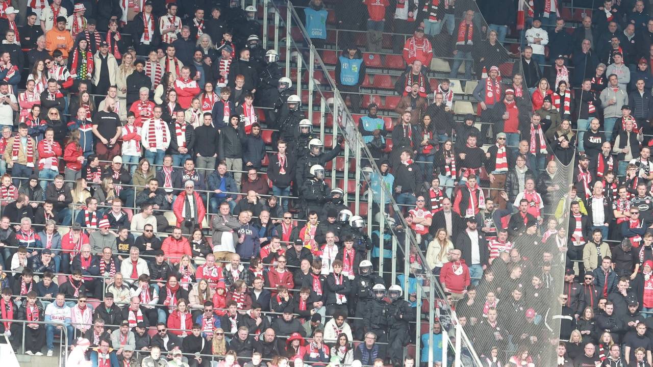 Fans von FC und Fortuna gerieten während des Spiels aneinander.