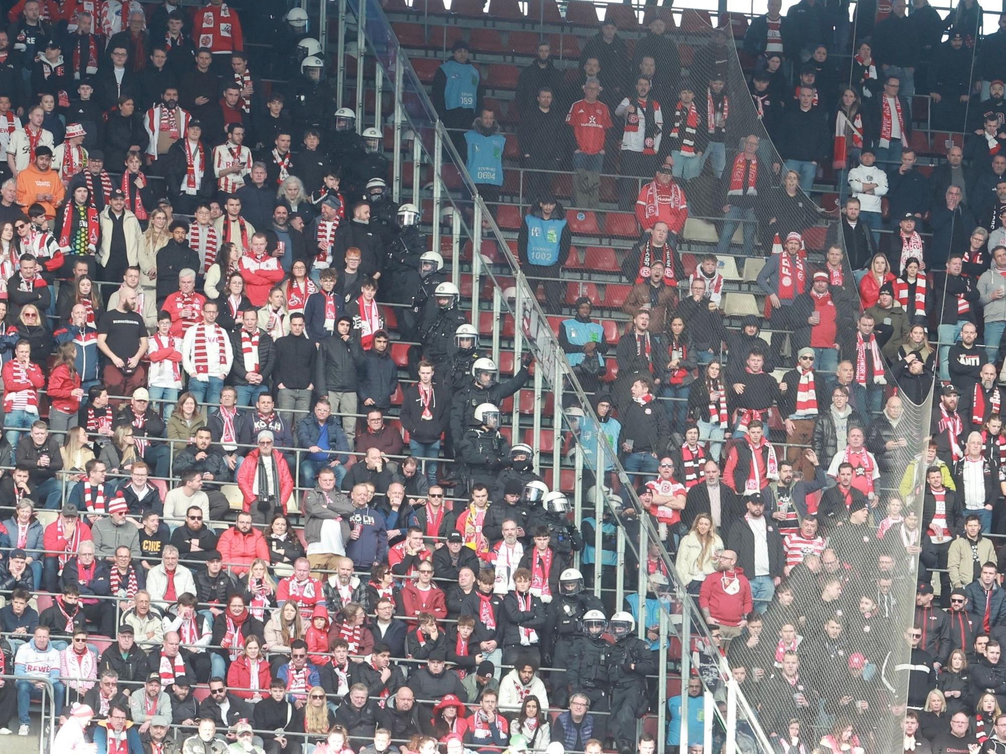 Fans von FC und Fortuna gerieten während des Spiels aneinander.