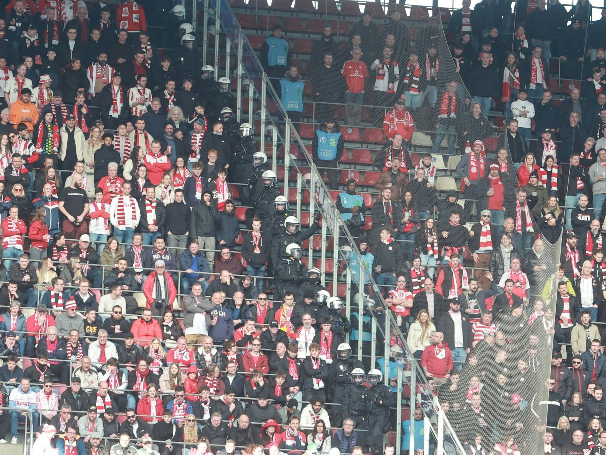 Fans von FC und Fortuna gerieten während des Spiels aneinander.