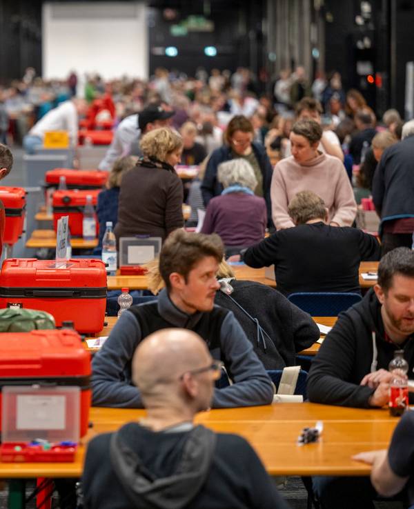 Das Briefwahlzentrum der Stadt Köln befindet sich erneut in der Koelnmesse. Hier werden ab 18 Uhr abertausende Stimmzettel aus der Briefwahl zur Bundestagswahl 2025 ausgezählt.