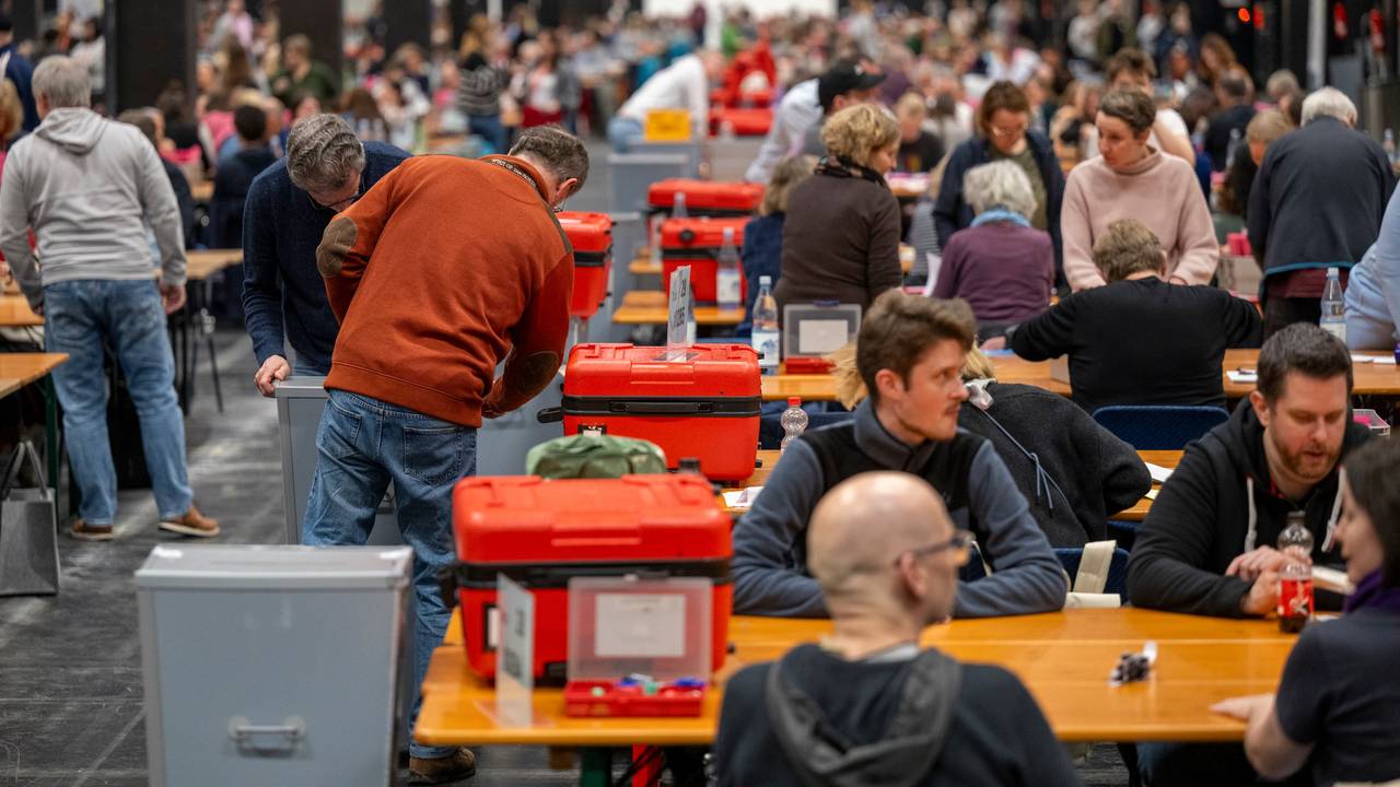 Das Briefwahlzentrum der Stadt Köln befindet sich erneut in der Koelnmesse. Hier werden ab 18 Uhr abertausende Stimmzettel aus der Briefwahl zur Bundestagswahl 2025 ausgezählt.