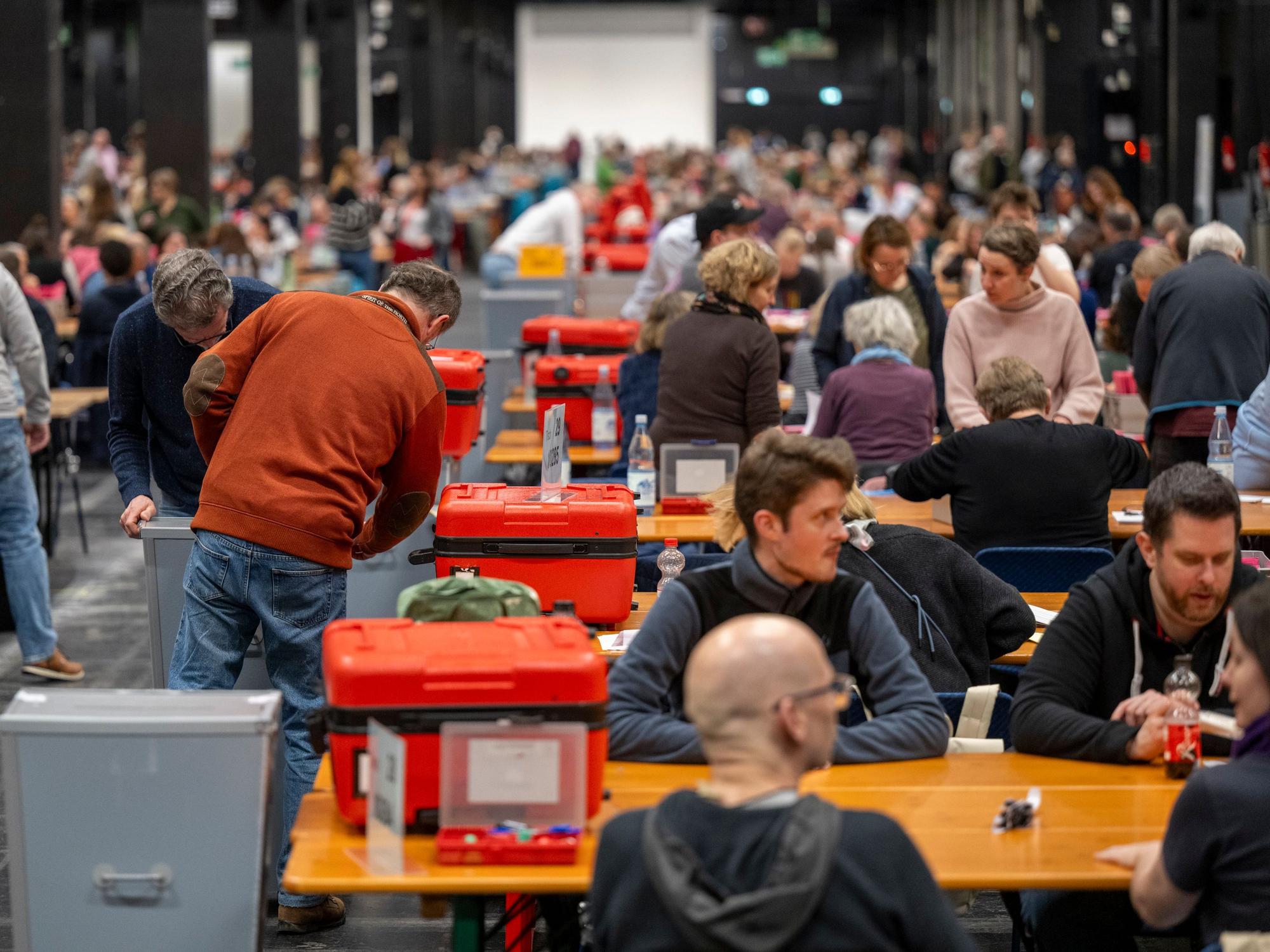 Das Briefwahlzentrum der Stadt Köln befindet sich erneut in der Koelnmesse. Hier werden ab 18 Uhr abertausende Stimmzettel aus der Briefwahl zur Bundestagswahl 2025 ausgezählt.