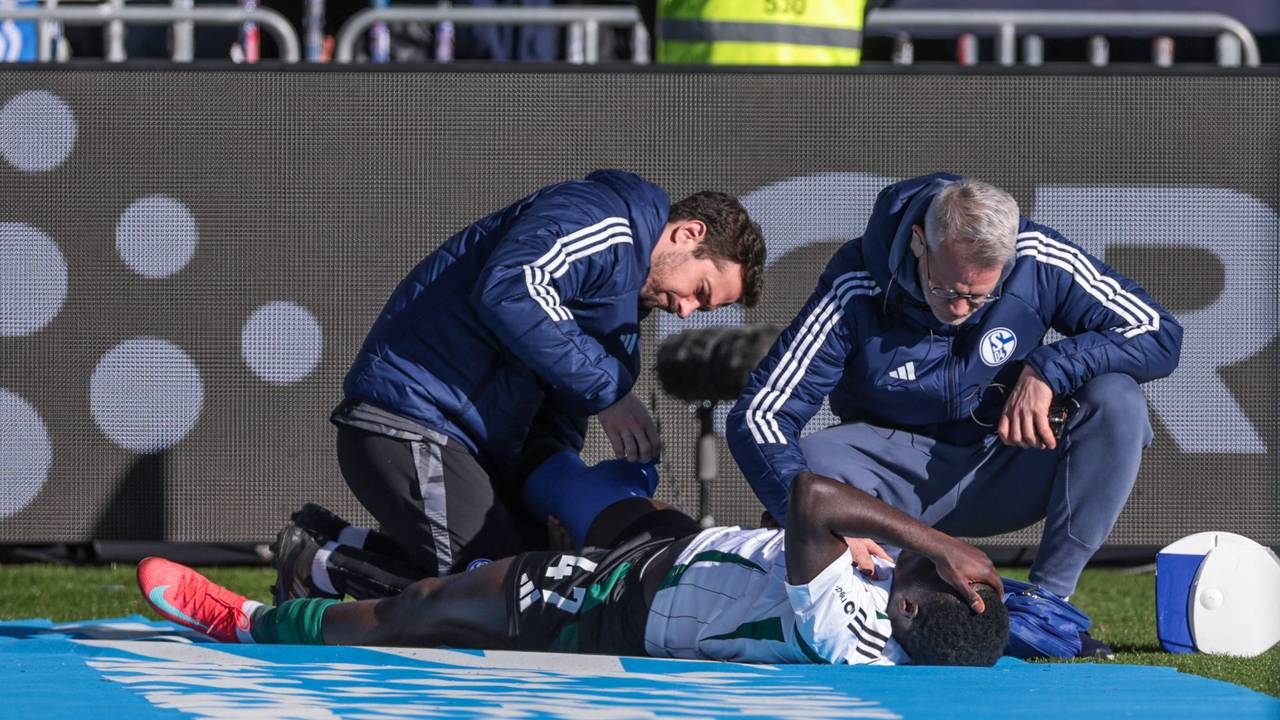 Zaid Amoussou-Tchibara liegt am Boden und wird von zwei Ärzten behandelt.