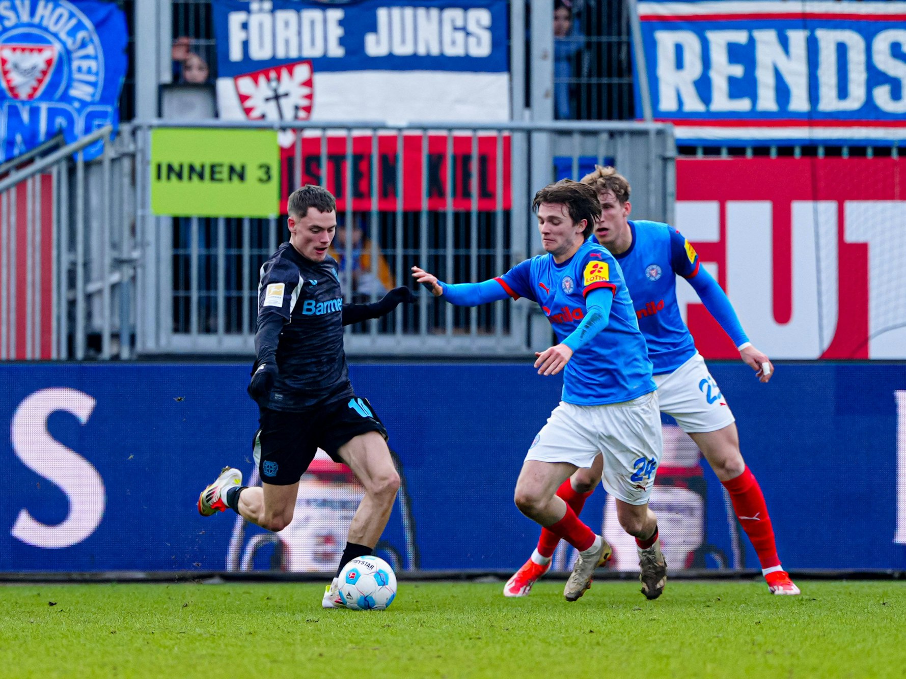 Leverkusen-Star Florian Wirtz am 22. Februar 2025 im Zweikampf mit Kiels Magnus Knudsen.