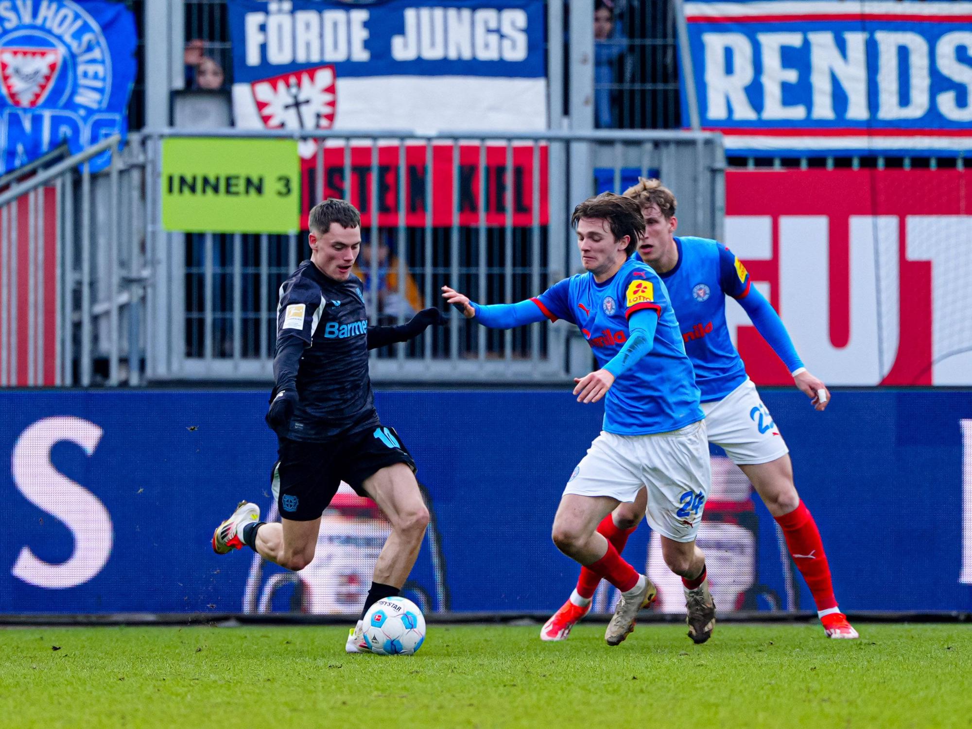 Leverkusen-Star Florian Wirtz am 22. Februar 2025 im Zweikampf mit Kiels Magnus Knudsen.
