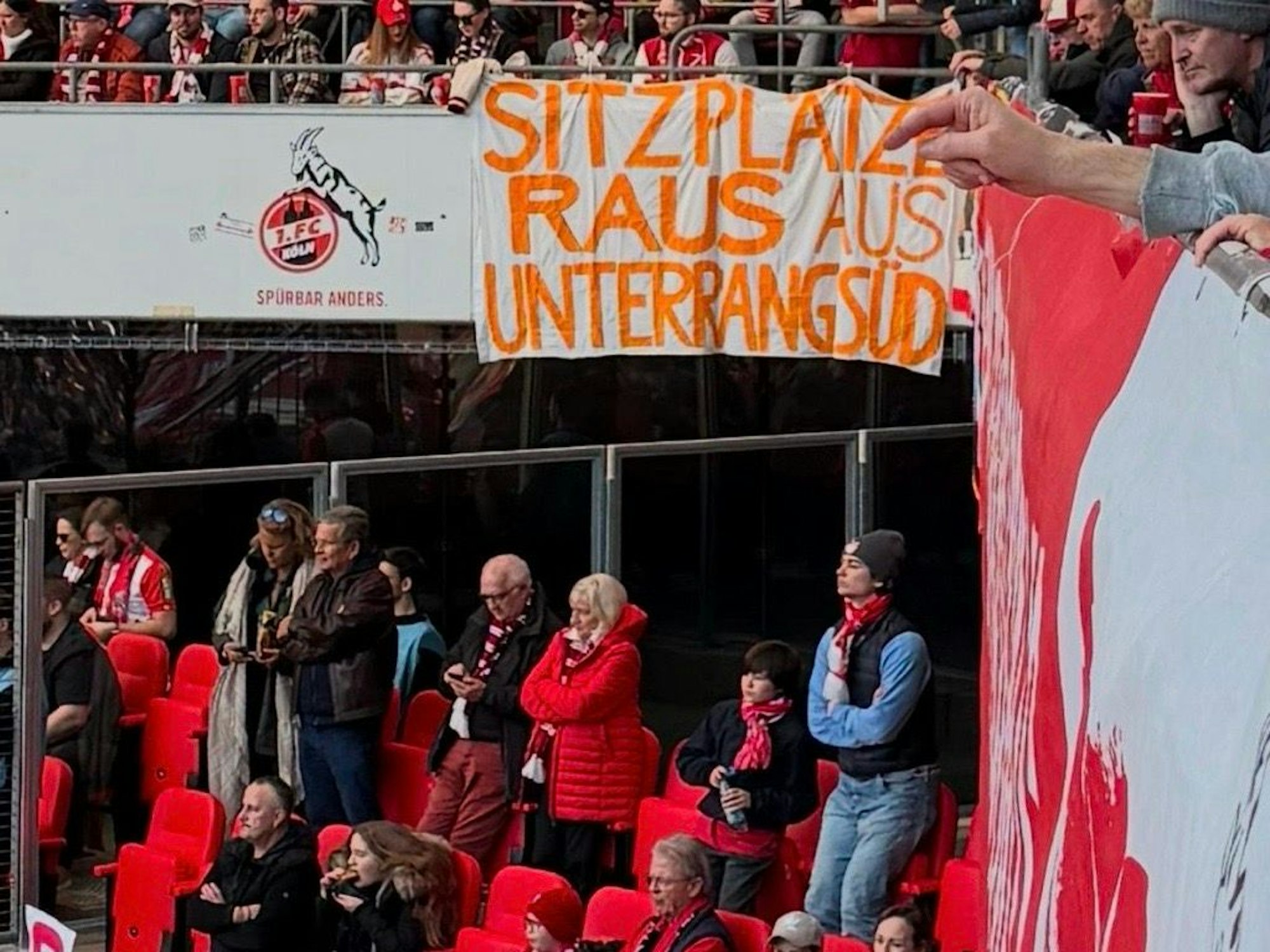 Ein Sitzplatzbereich in der Südkurve im Rhein-Energie-Stadion sorgt für Ärger.