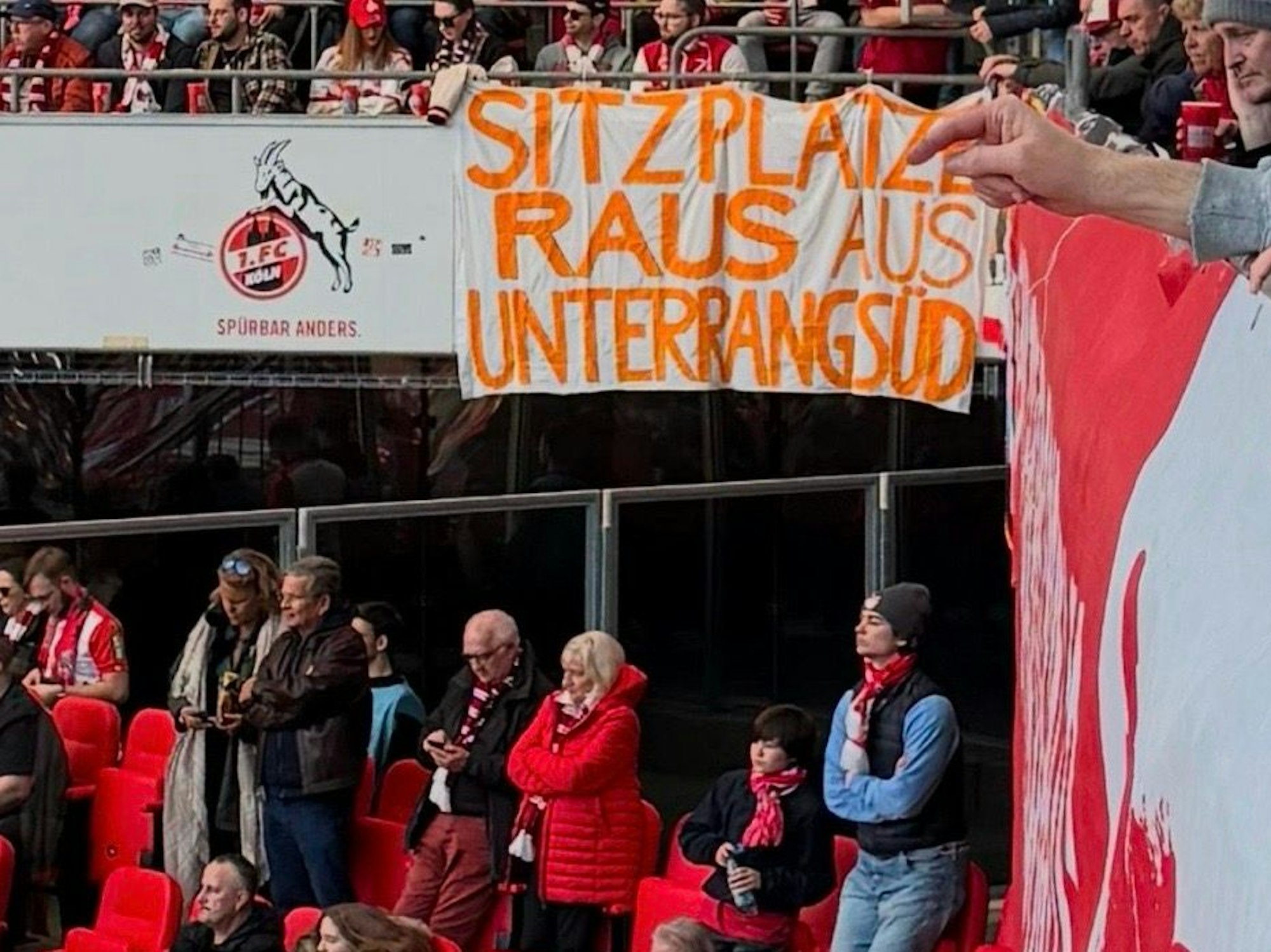 Der Sitzplatzbereich in der Südkurve des Rhein-Energie-Stadions sorgt für Wut bei zahlreichen Fans.