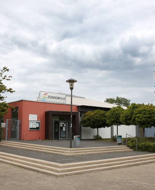 Das Zündorfbad von außen.