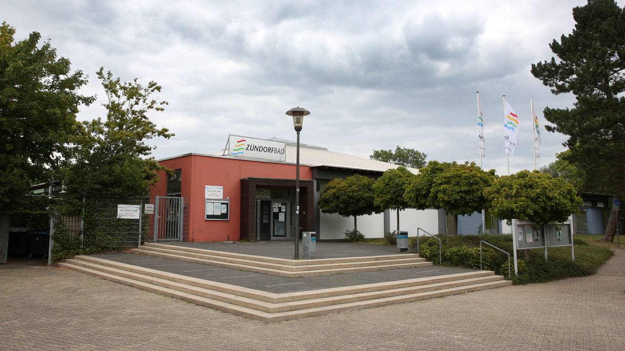 Das Zündorfbad von außen.