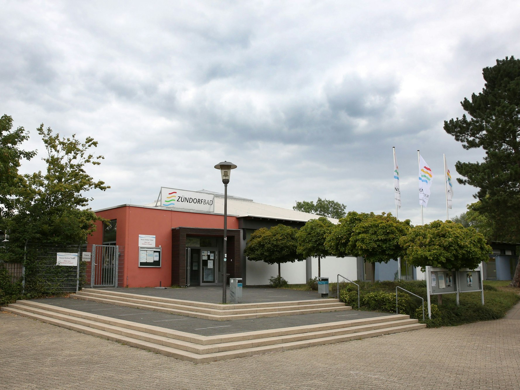 Das Zündorfbad von außen.