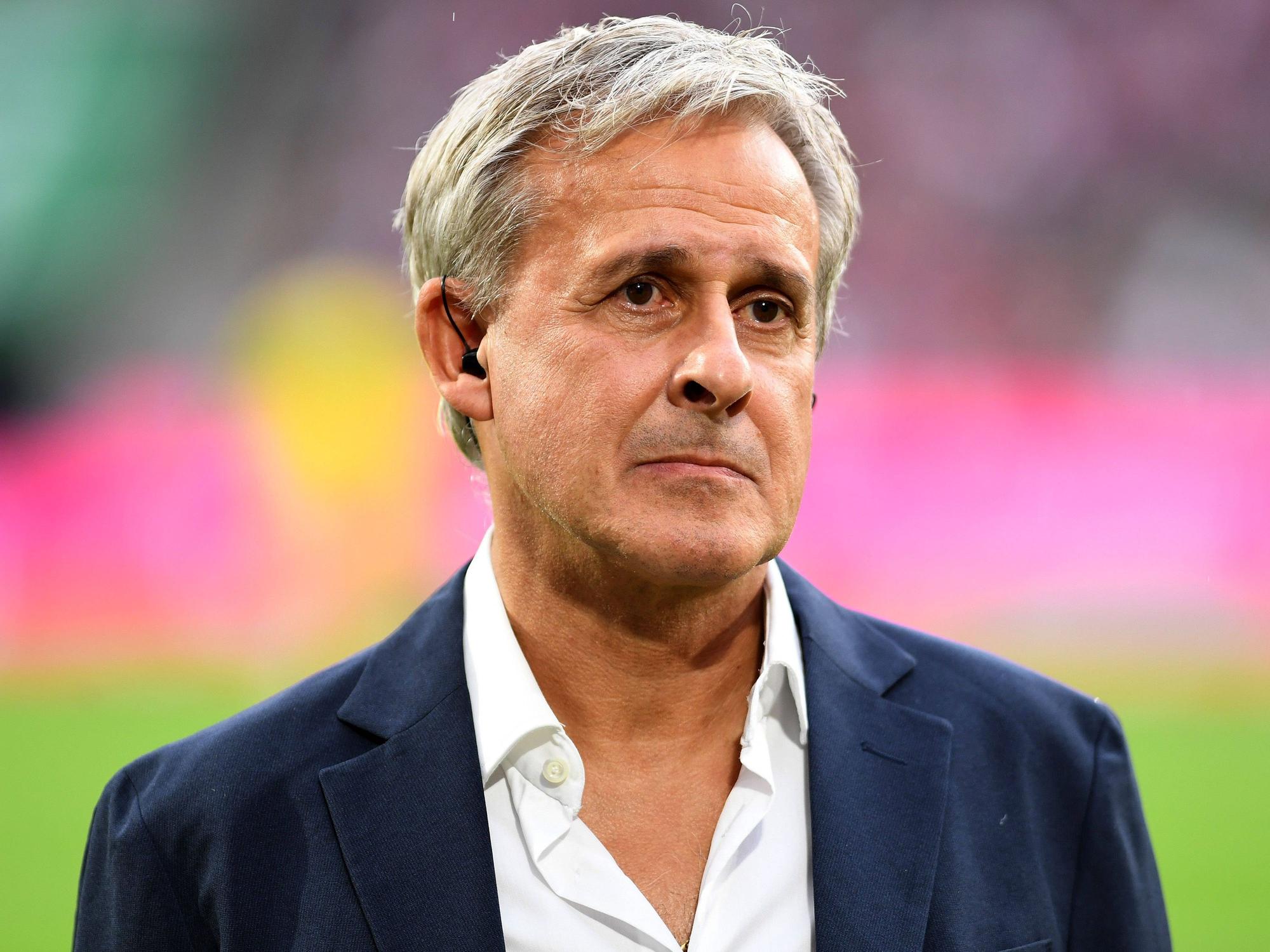 Pierre Littbarski steht beim Testspiel des 1. FC Köln gegen Nantes im Stadion.