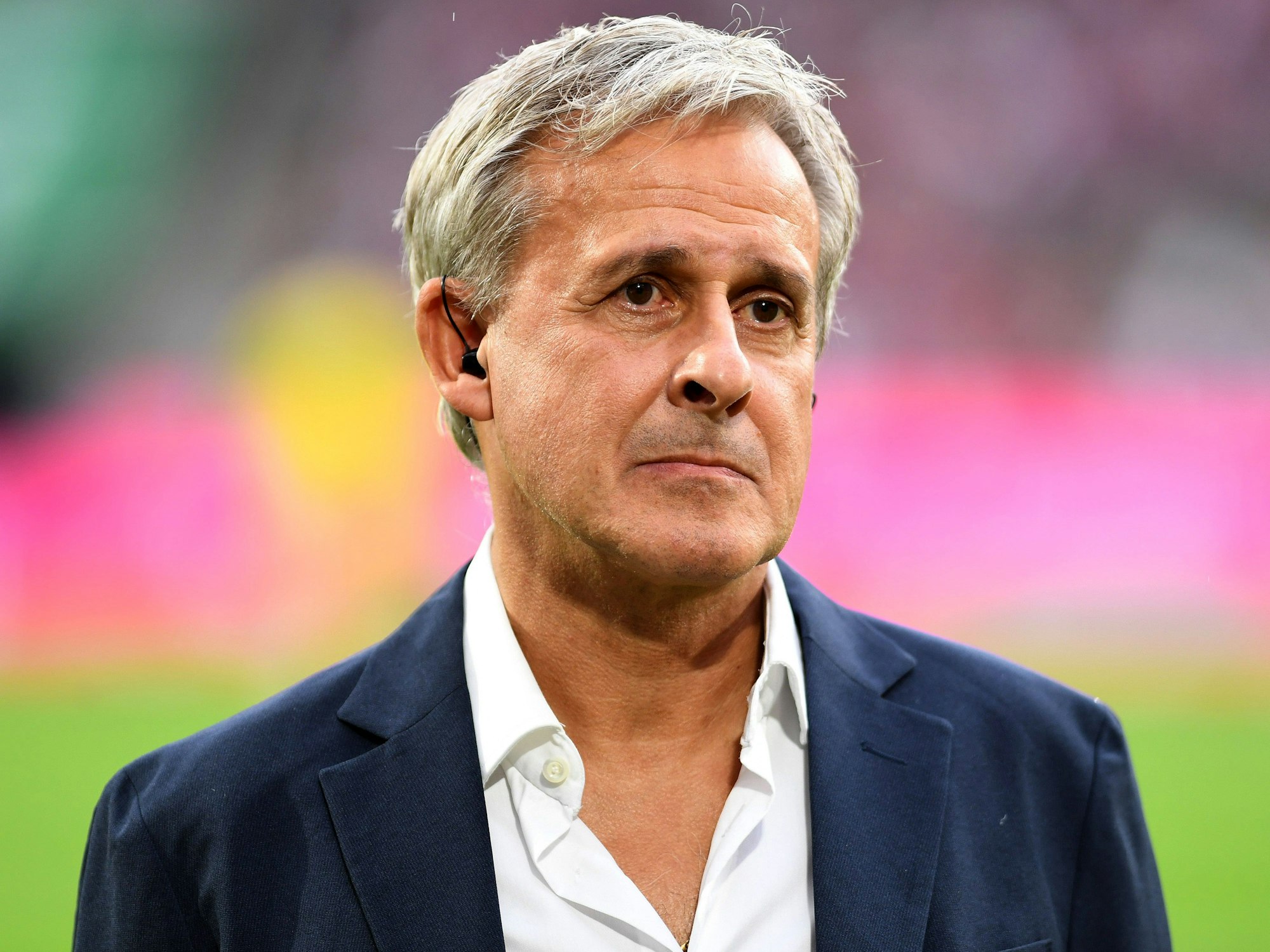 Pierre Littbarski steht beim Testspiel des 1. FC Köln gegen Nantes im Stadion.
