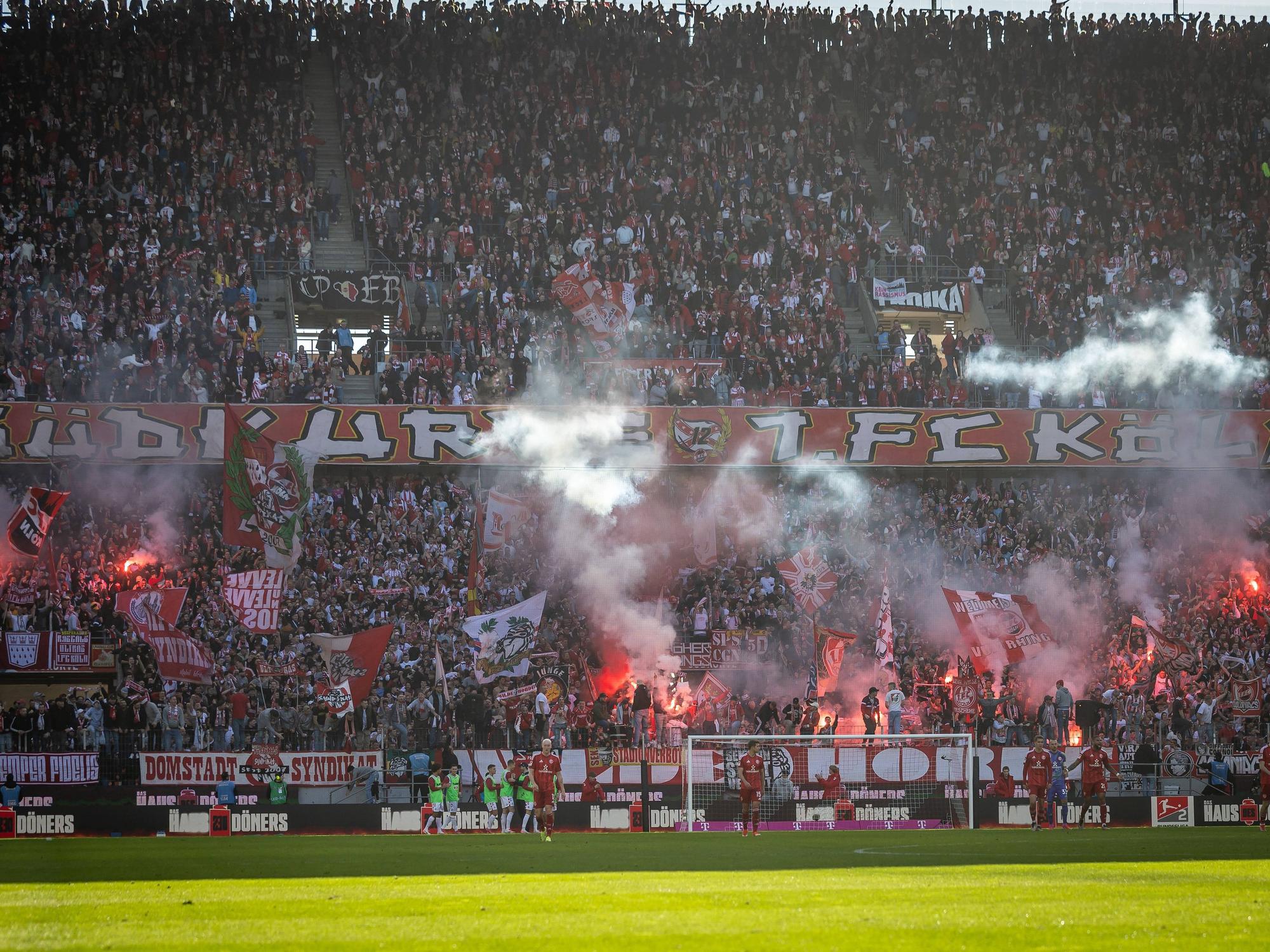 Kölner Fankurve im Rhein-Energie-Stadion beim Derby gegen Düsseldorf.