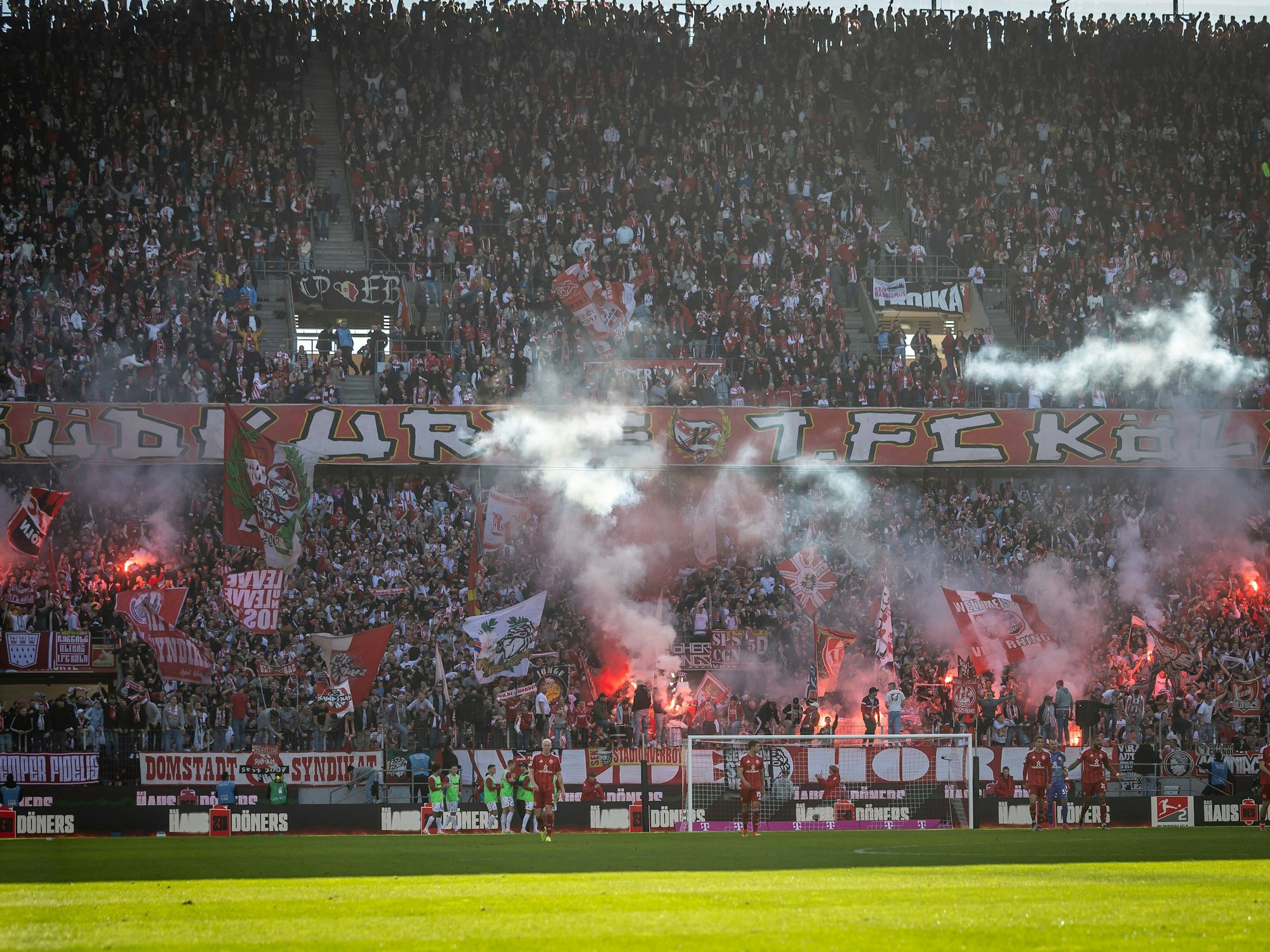 Kölner Fankurve im Rhein-Energie-Stadion beim Derby gegen Düsseldorf.
