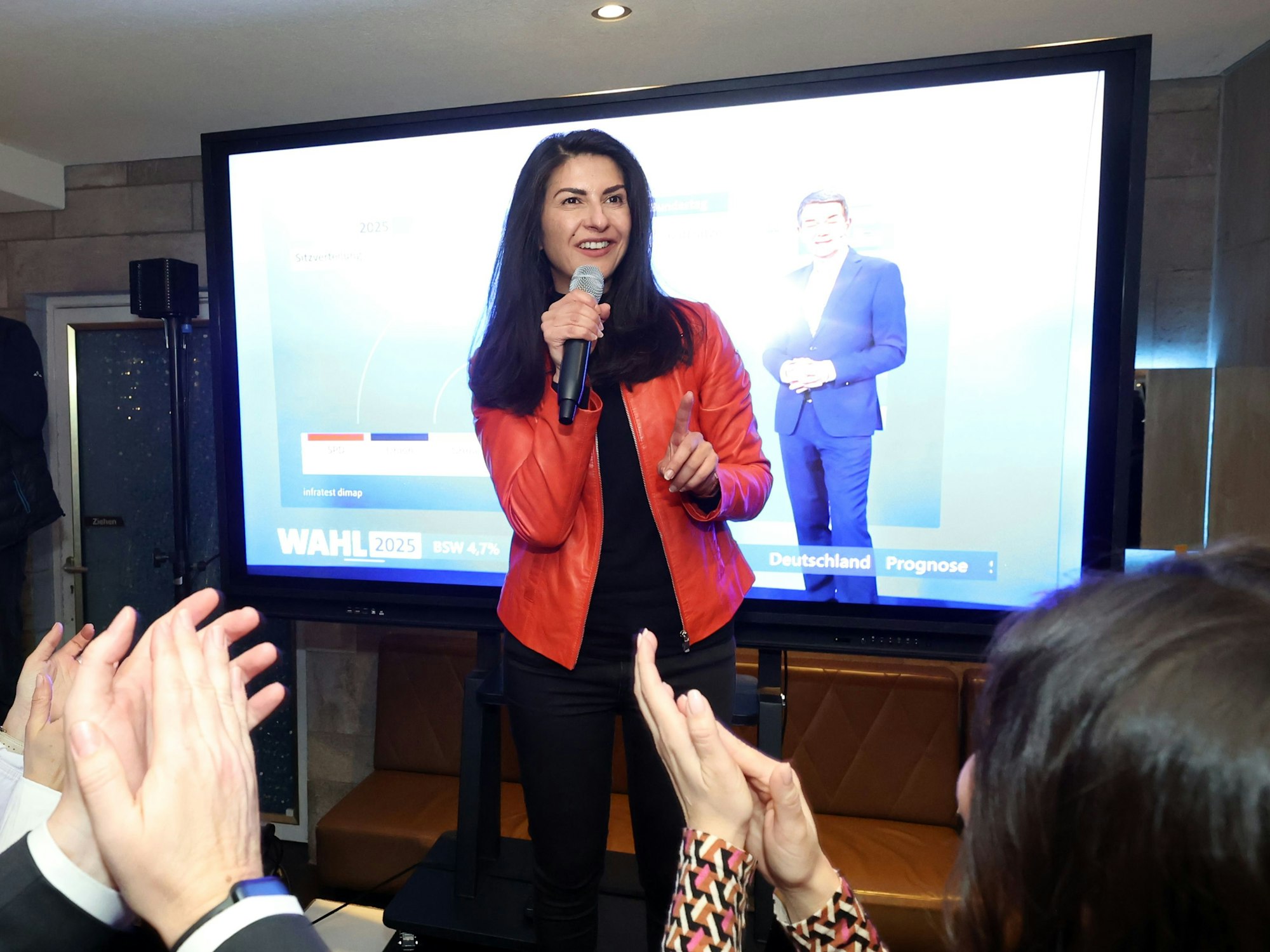 Serap Güler mit Mikrofon auf der Bühne bei der CDU-Wahlparty in Köln.