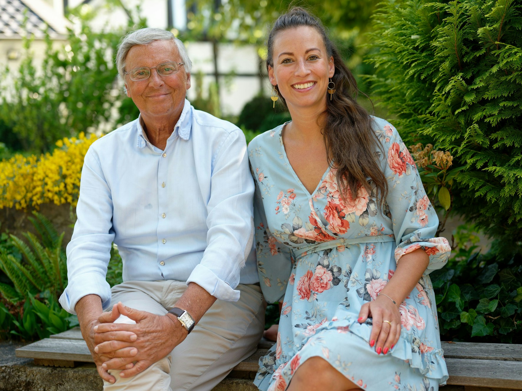 Der Politiker Wolfgang Bosbach (CDU) und seine Tochter Caroline Bosbach (CDU) sitzen im Garten eines Hotels.